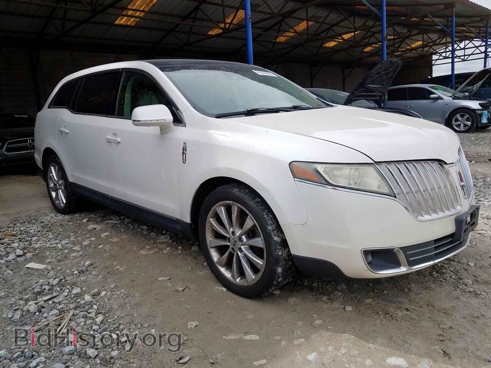 Photo 2LMHJ5AT4BBJ54301 - LINCOLN MKT 2011