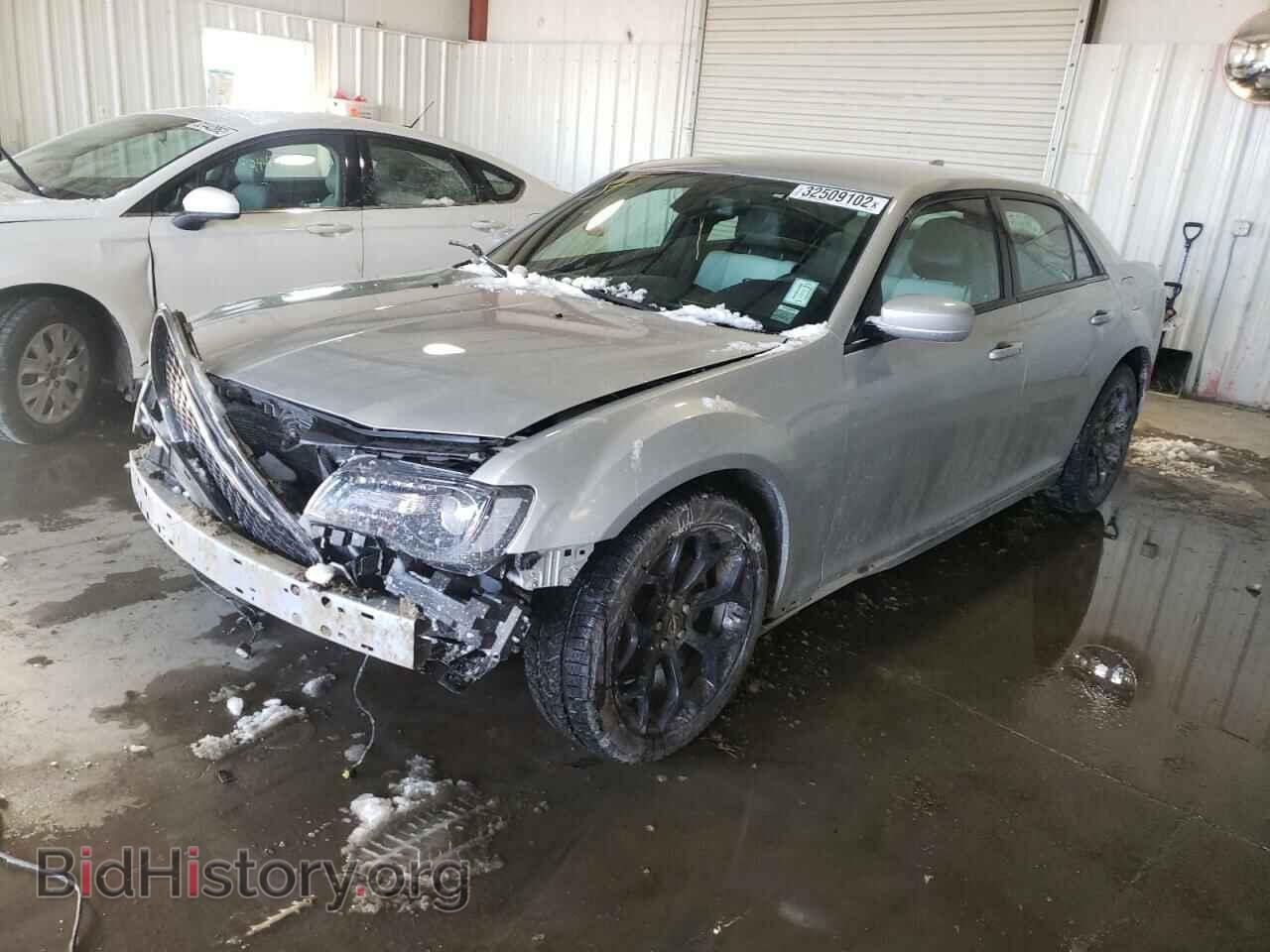2019 CHRYSLER 300 - VIN: 2C3CCABG1KH674956 - Фото 2