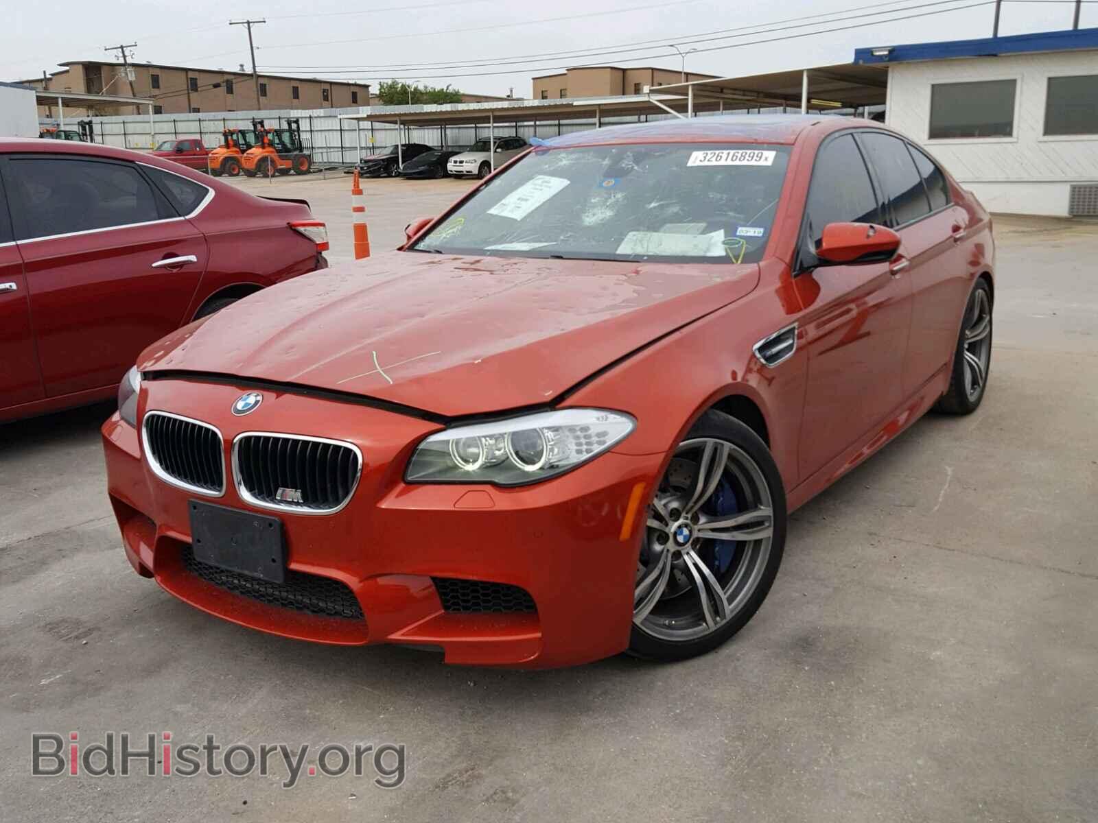 2013 BMW M5 - VIN: WBSFV9C56DC773740 - Фото 2
