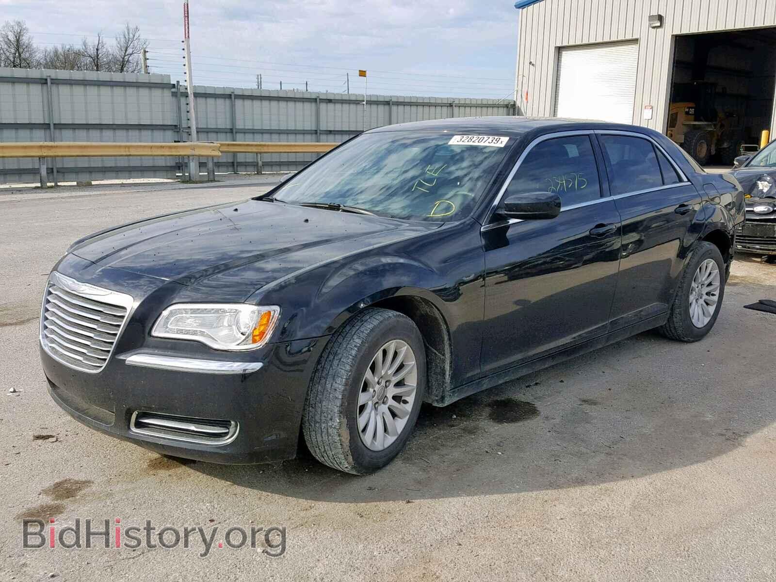 2013 CHRYSLER 300 - VIN: 2C3CCAAG1DH647809 - Фото 2