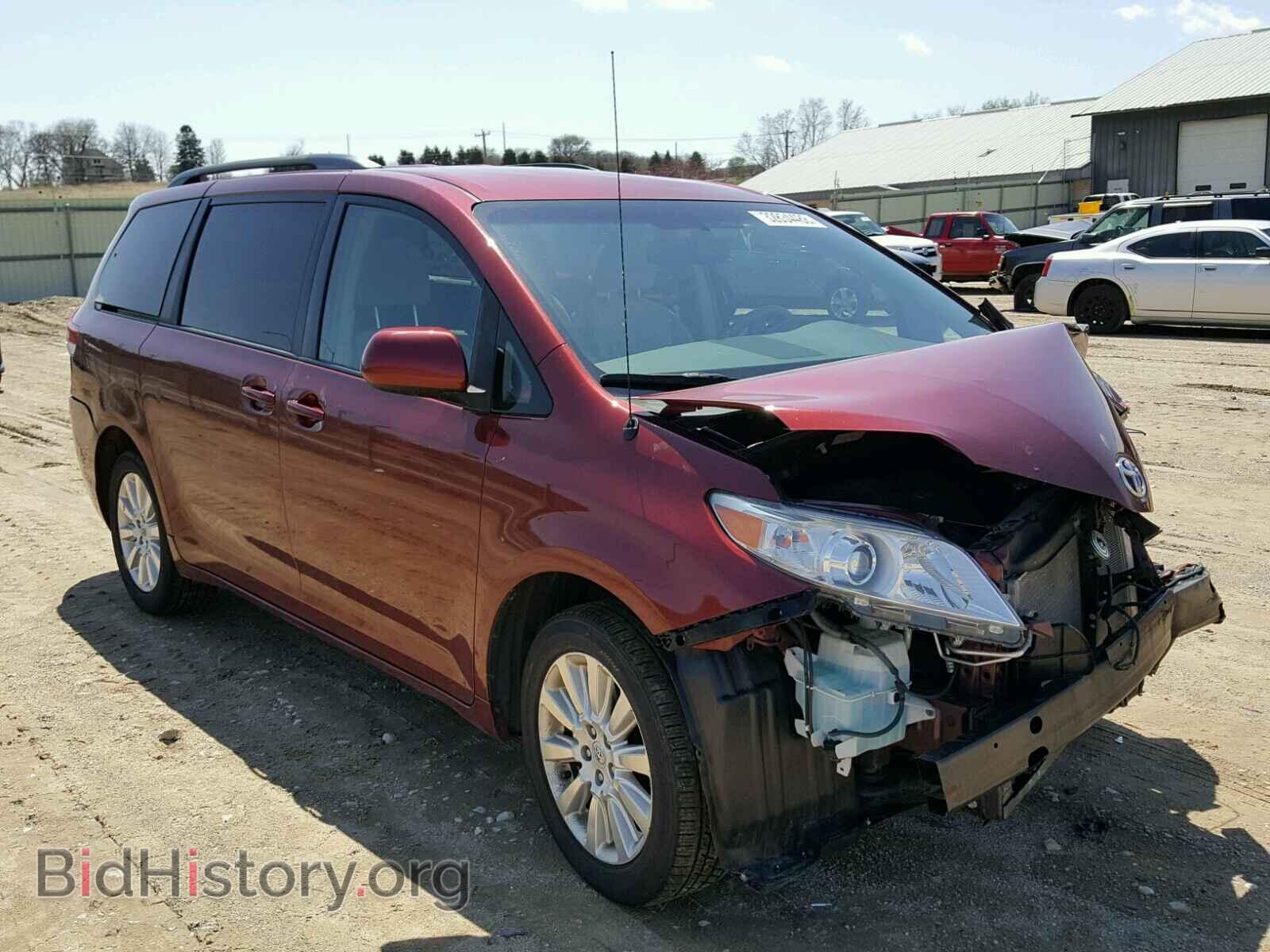 Photo 5TDJK3DC1BS017880 - TOYOTA SIENNA LE 2011