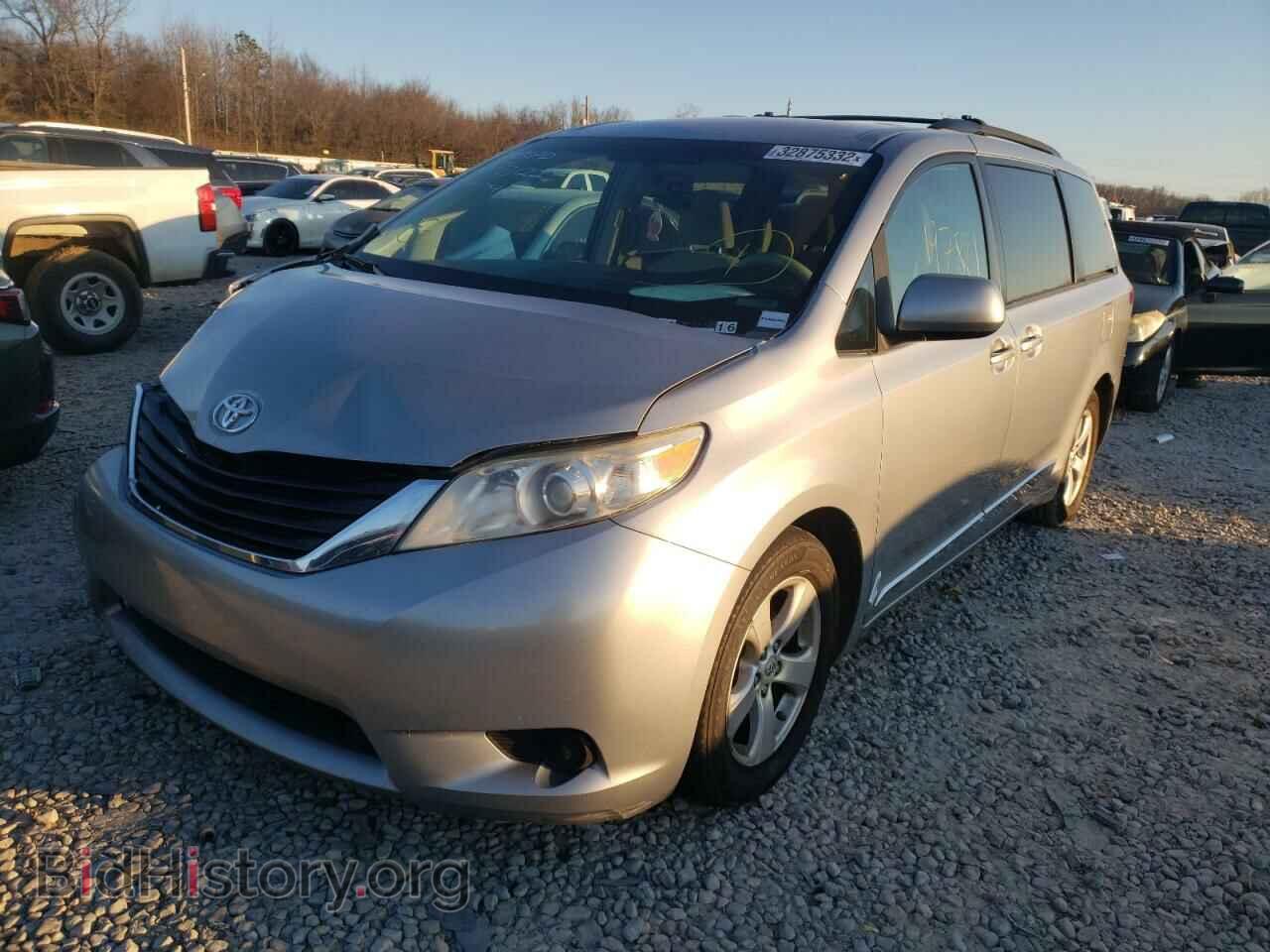 2013 TOYOTA SIENNA - VIN: 5TDKK3DC9DS282134 - Фото 2