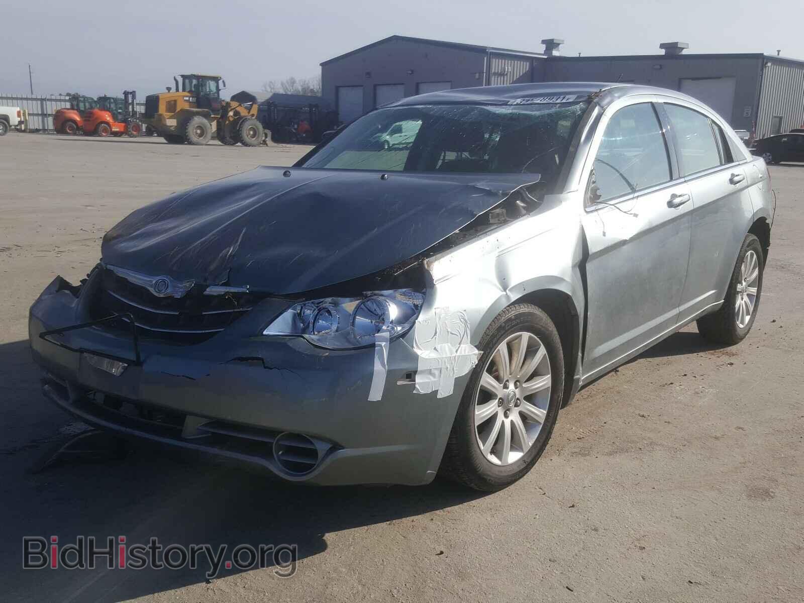 2010 CHRYSLER SEBRING - VIN: 1C3CC5FB0AN111540 - Фото 2