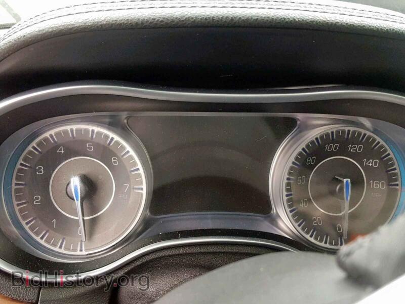 2017 Chrysler 300 (VIN 2C3CCASG3HH513873) — photo 8 of 10