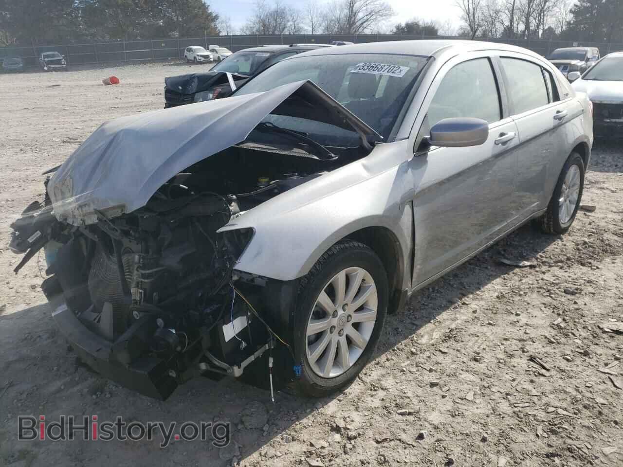 2013 CHRYSLER 200 - VIN: 1C3CCBBBXDN570955 - Фото 2