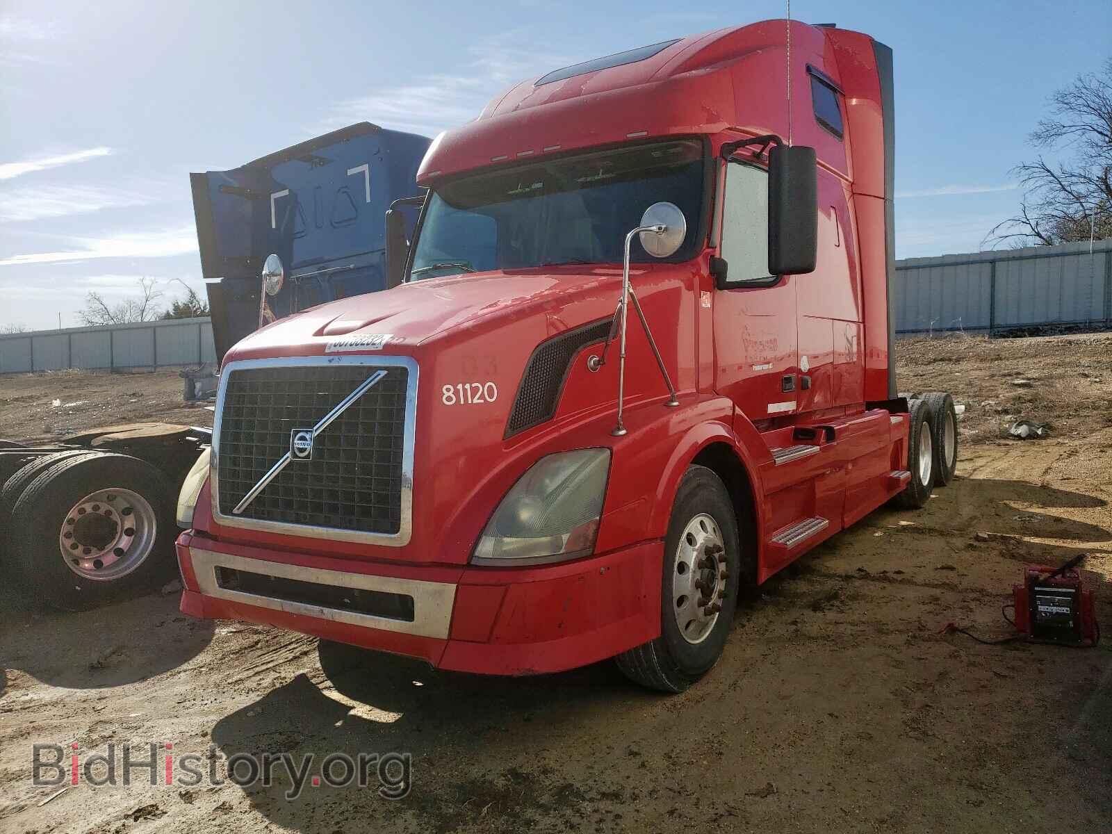 2011 VOLVO VN - VIN: 4V4NC9TH2BN528622 - Фото 2