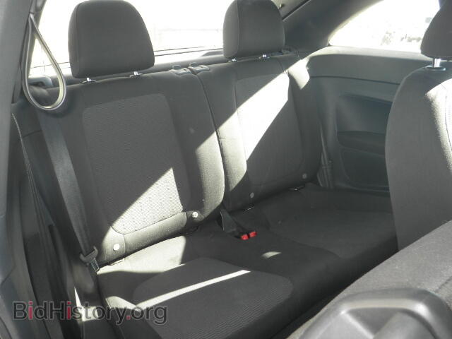 2013 Volkswagen BEETLE (VIN 3VWFP7AT4DM645094) — фото 6 из 10