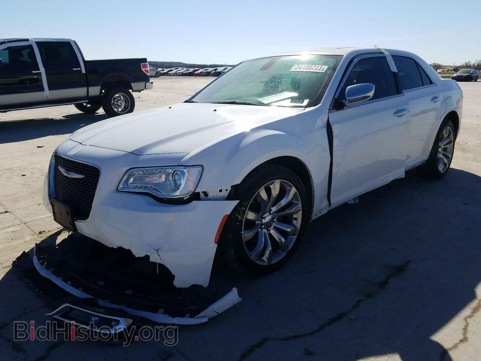 2019 CHRYSLER 300 - VIN: 2C3CCAEG7KH619682 - Фото 2