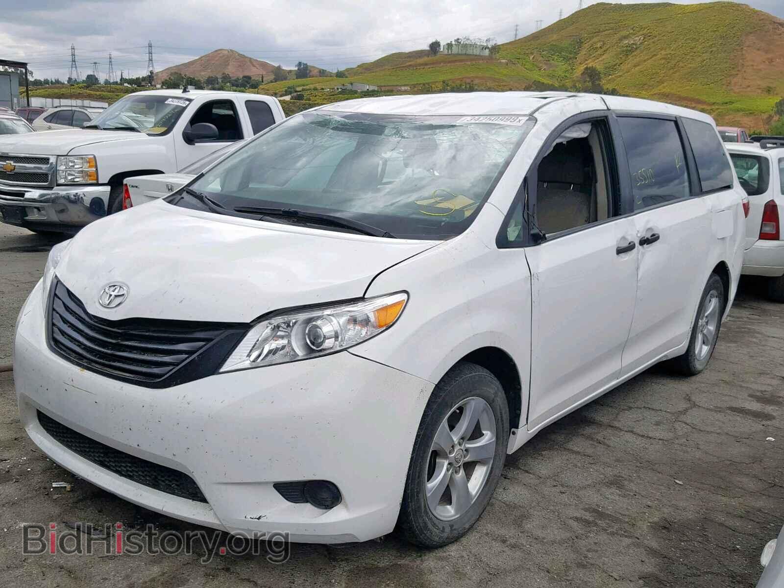 2017 TOYOTA SIENNA - VIN: 5TDZZ3DC1HS871419 - Фото 2