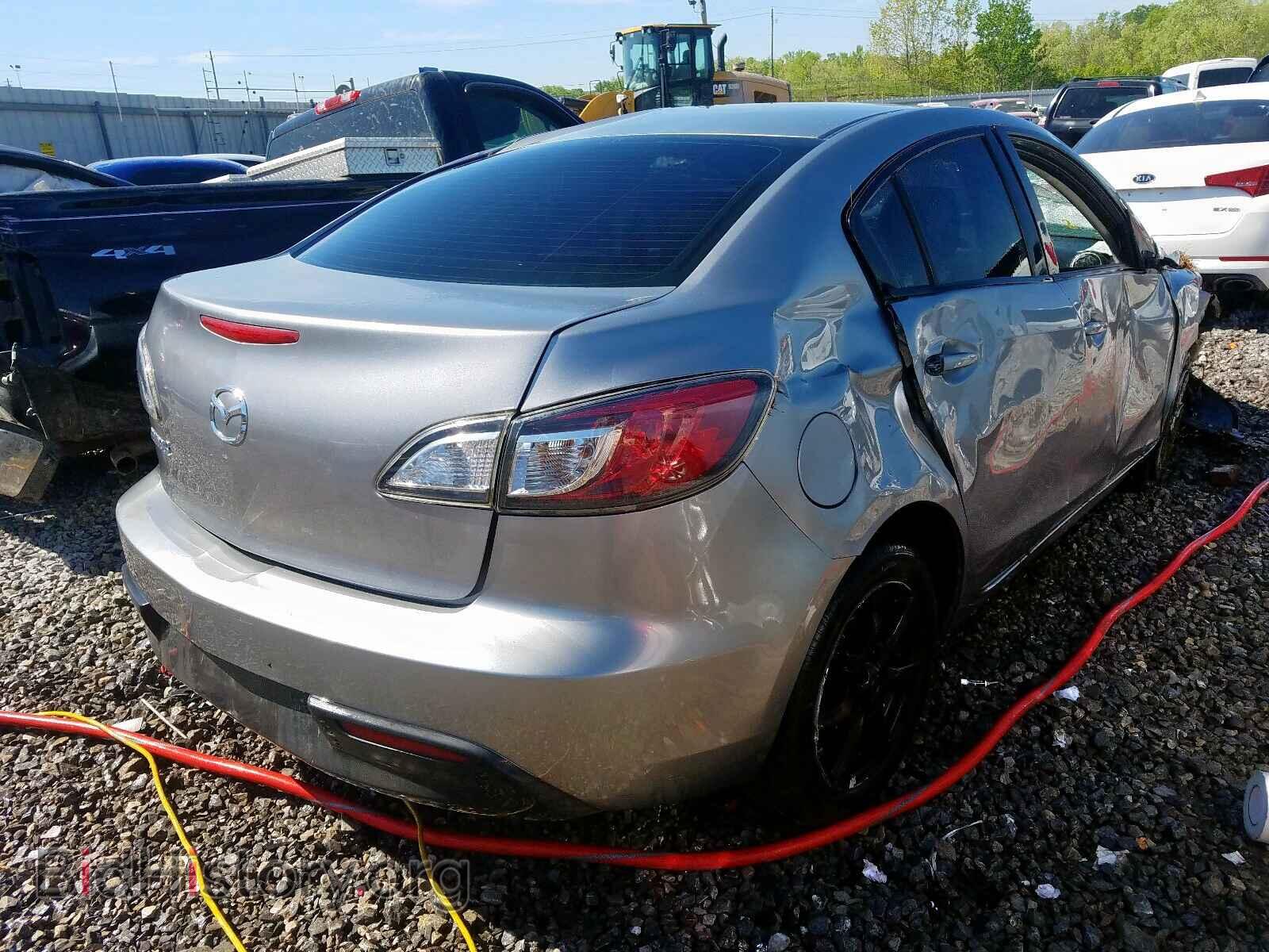 2011 MAZDA 3 - VIN: JM1BL1VG3B1462741 - Photo 4