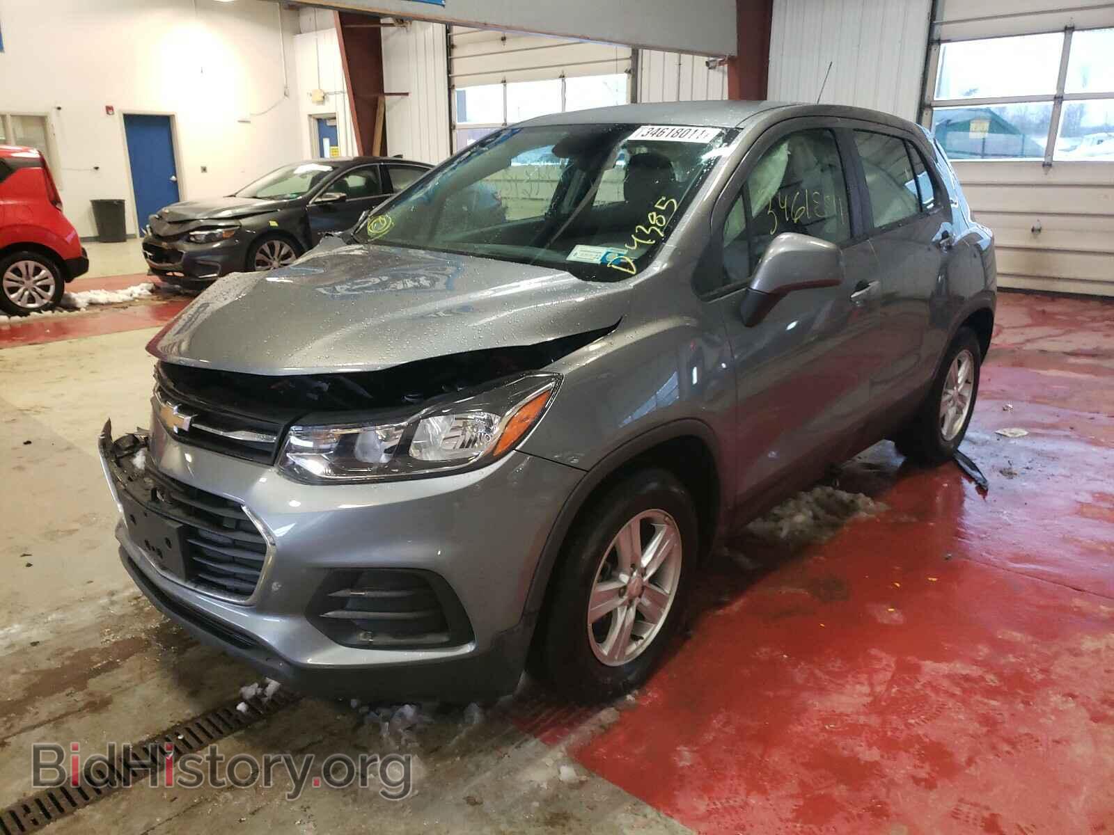 2020 CHEVROLET TRAX - VIN: 3GNCJKSB6LL306803 - Фото 2