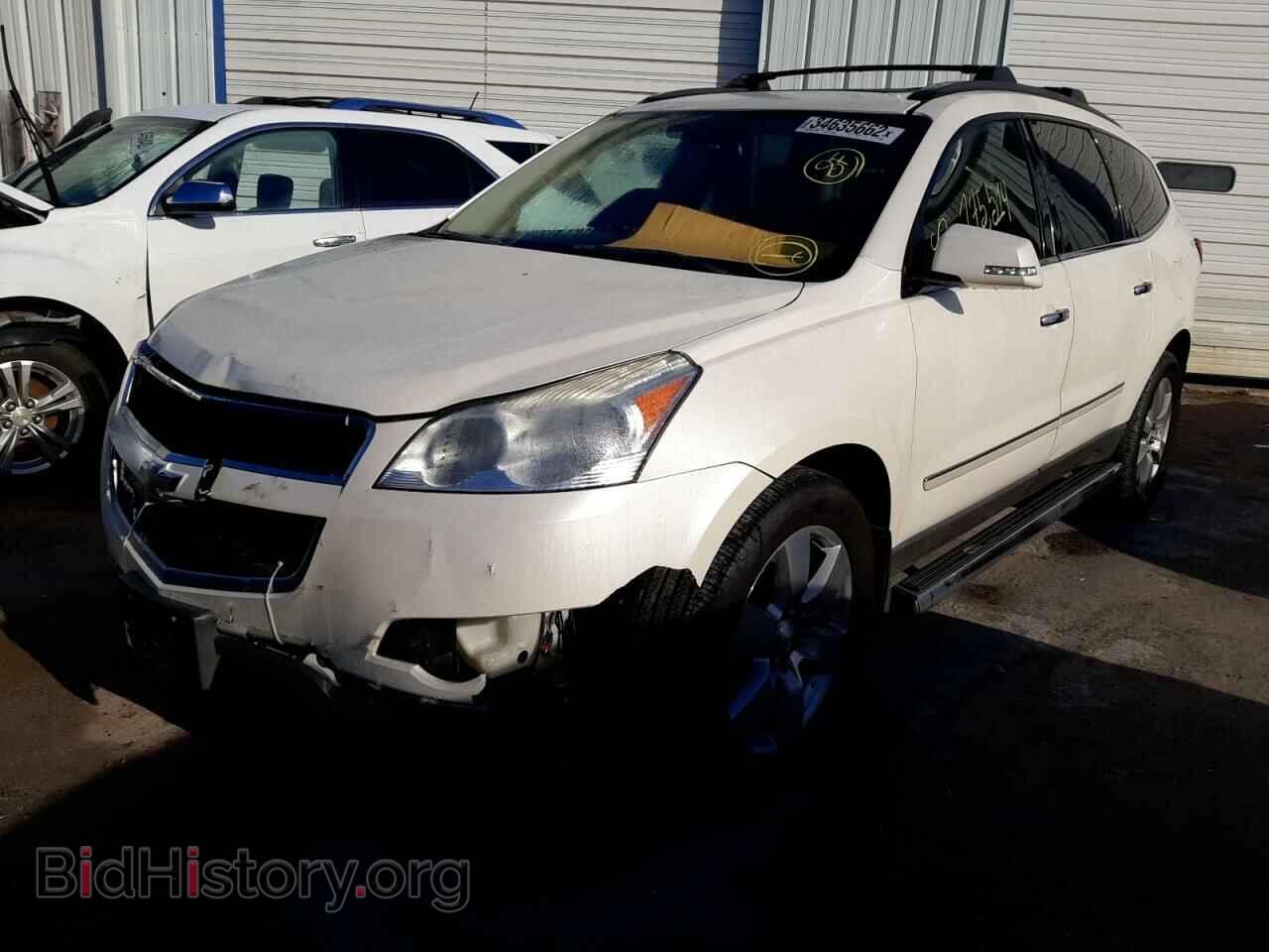 2011 CHEVROLET TRAVERSE - VIN: 1GNKRLED4BJ392951 - Фото 2
