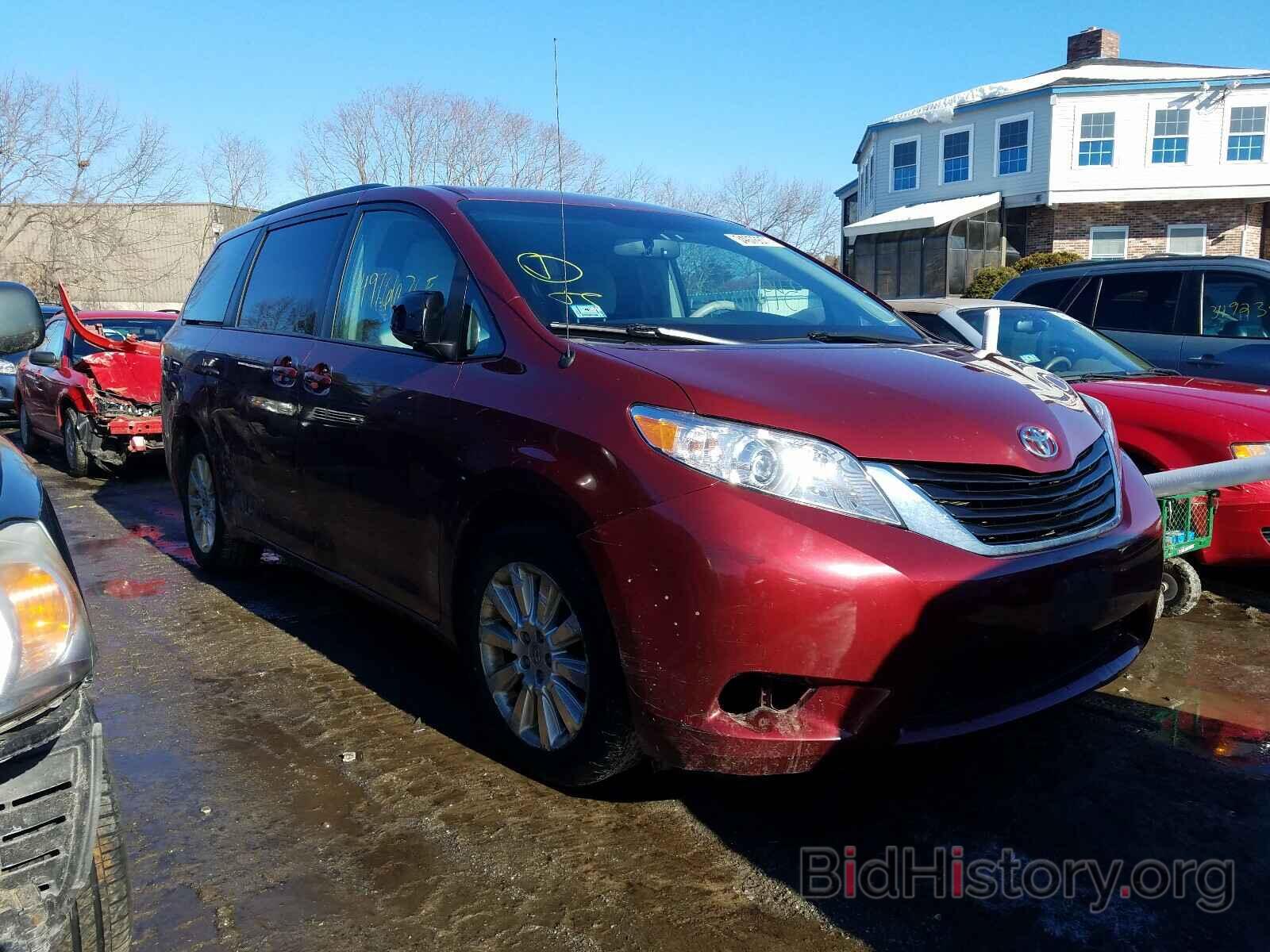 Photo 5TDJK3DC3BS024085 - TOYOTA SIENNA 2011