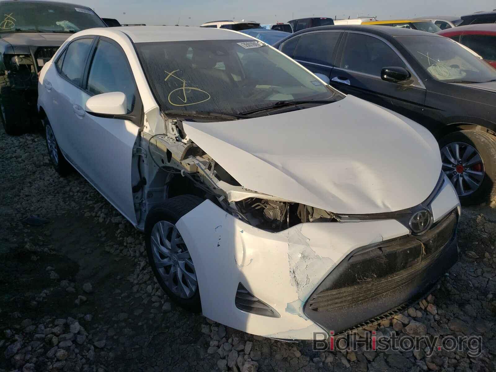 Photo 5YFBURHE7JP796951 - TOYOTA COROLLA 2018