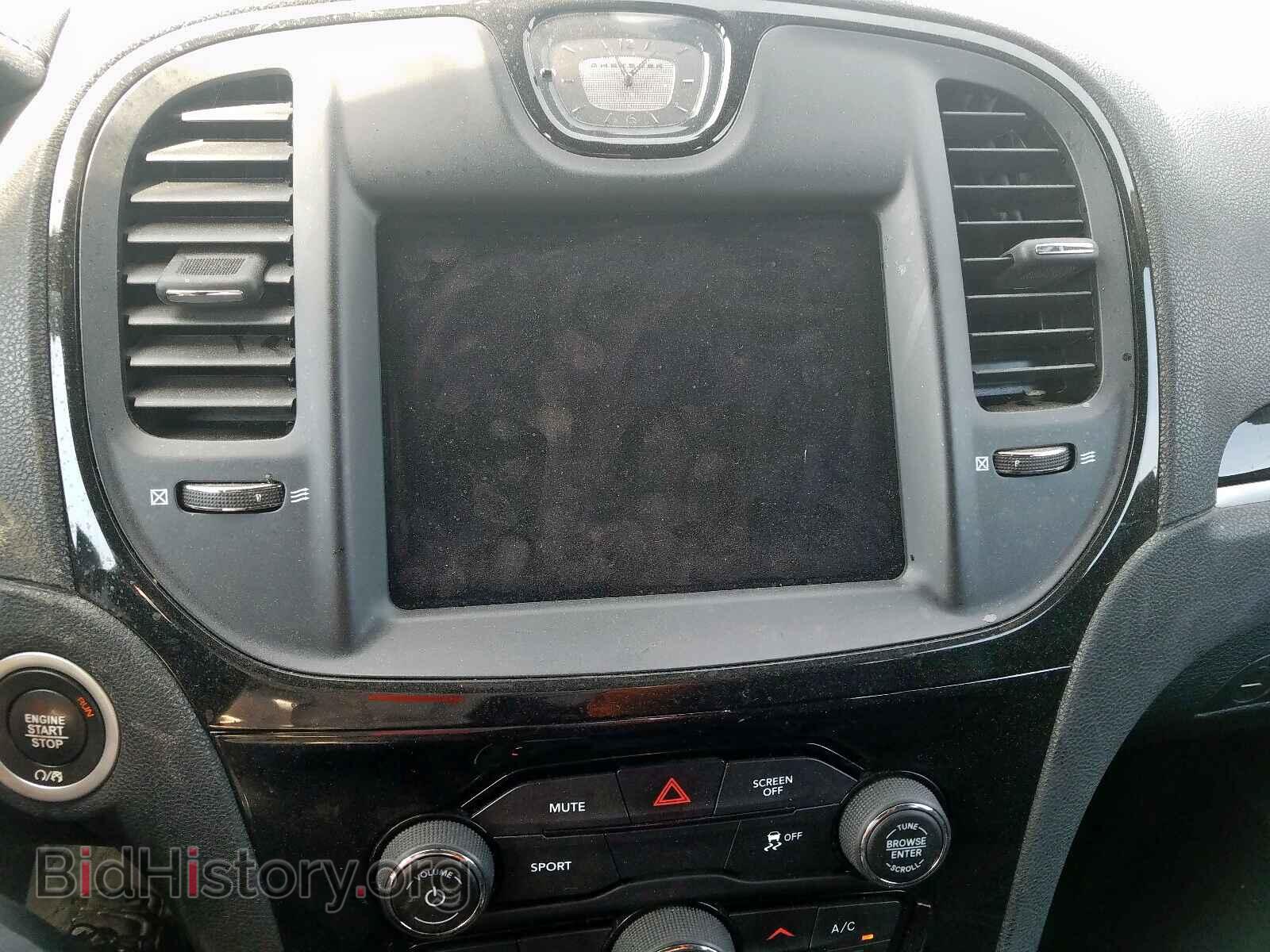 2019 CHRYSLER 300 - VIN: 2C3CCABG2KH569567 - Фото 9