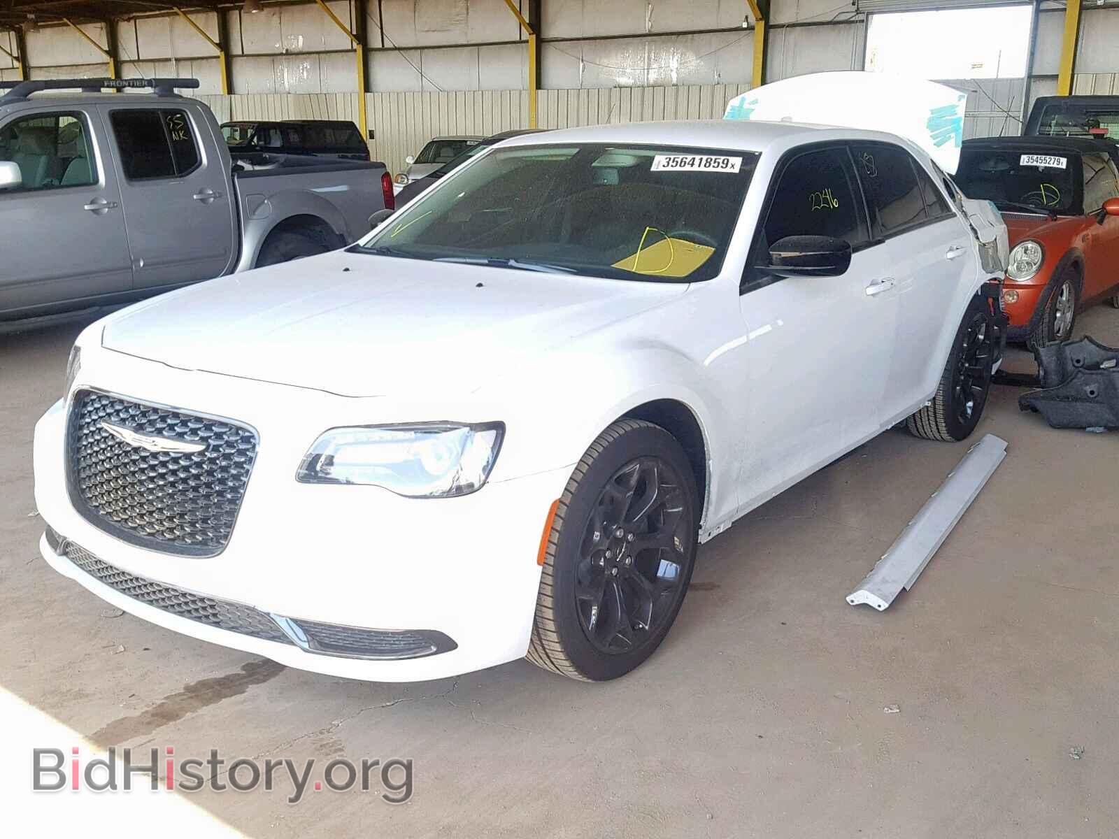 2019 CHRYSLER 300 - VIN: 2C3CCAAG3KH556036 - Фото 2