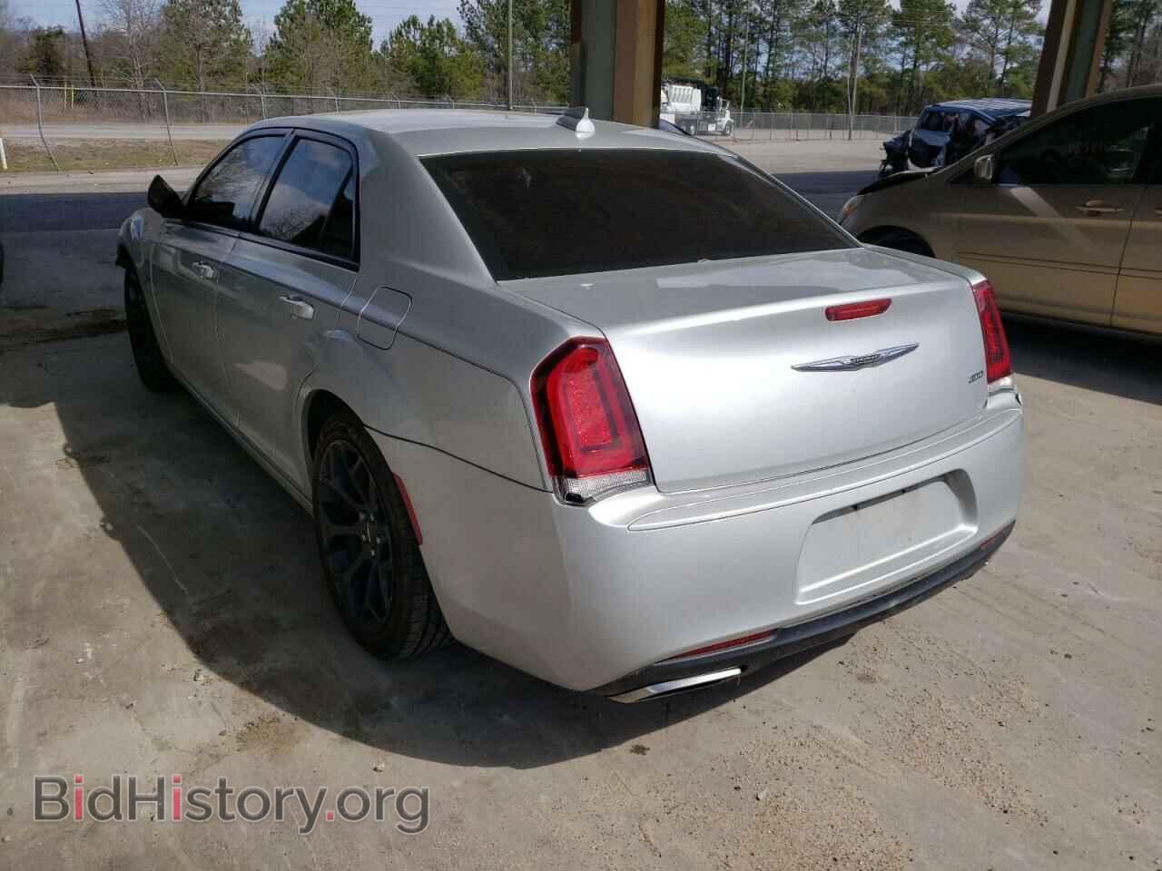 2019 CHRYSLER 300 - VIN: 2C3CCAAG3KH590185 - Фото 3