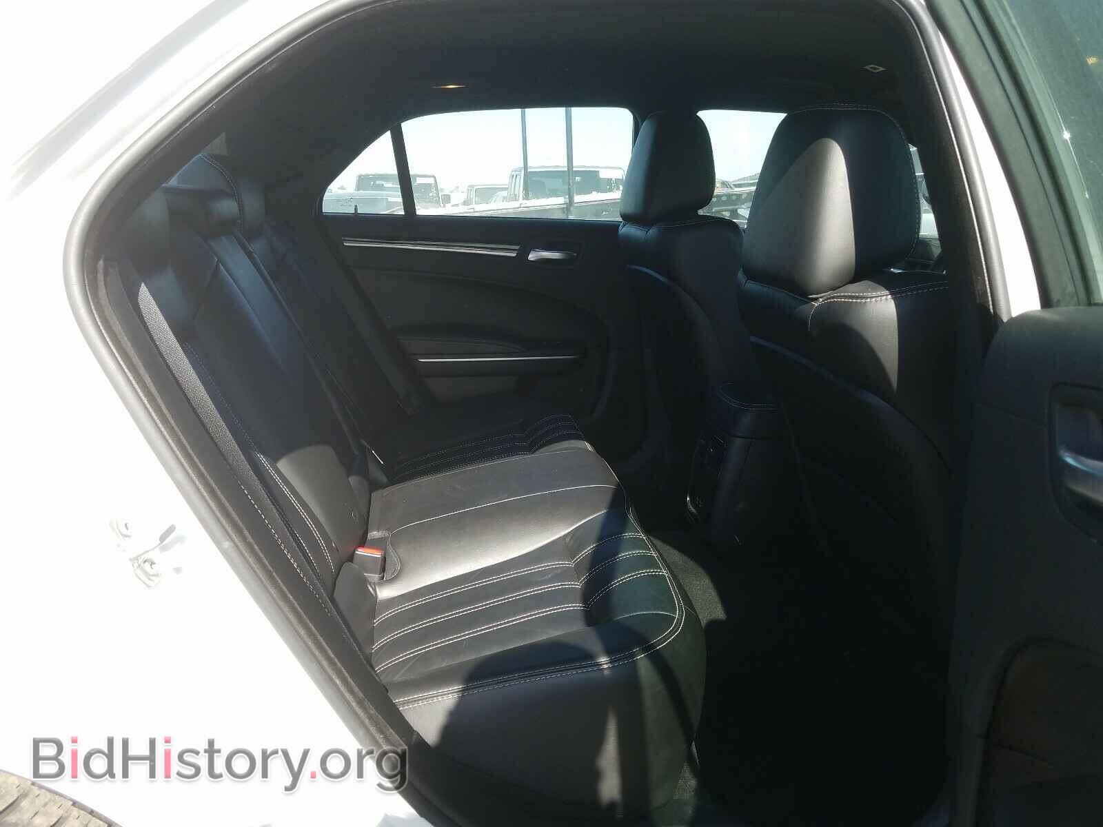 2019 CHRYSLER 300 - VIN: 2C3CCABG0KH538172 - Фото 6