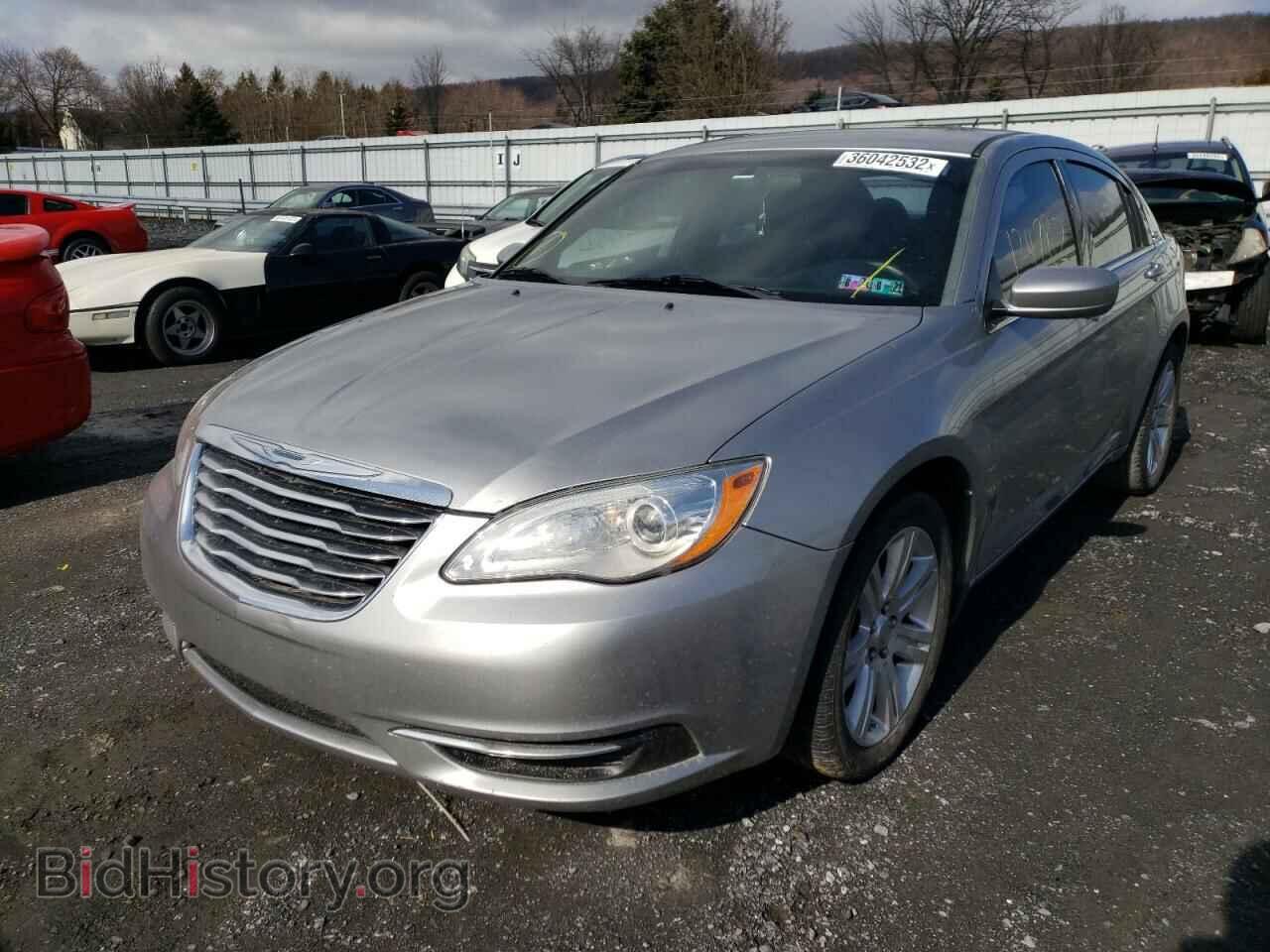 2013 CHRYSLER 200 - VIN: 1C3CCBAB8DN762389 - Фото 2
