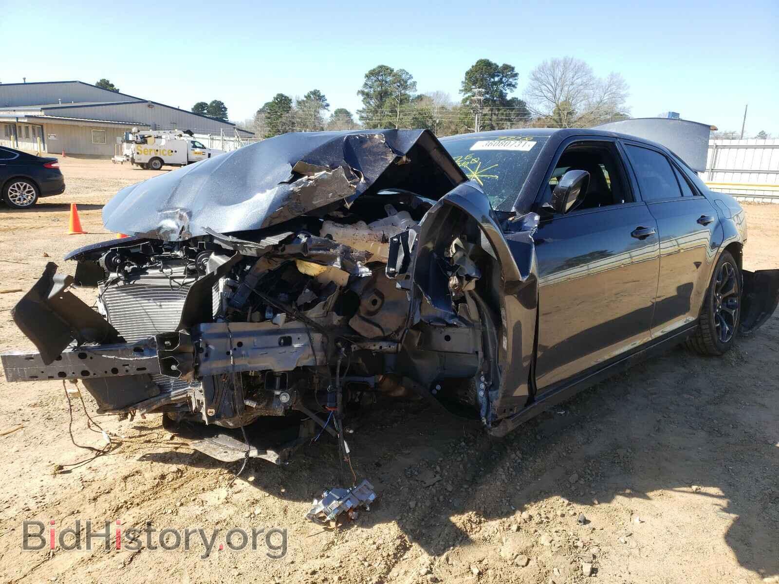 2019 CHRYSLER 300 - VIN: 2C3CCABGXKH697720 - Фото 2