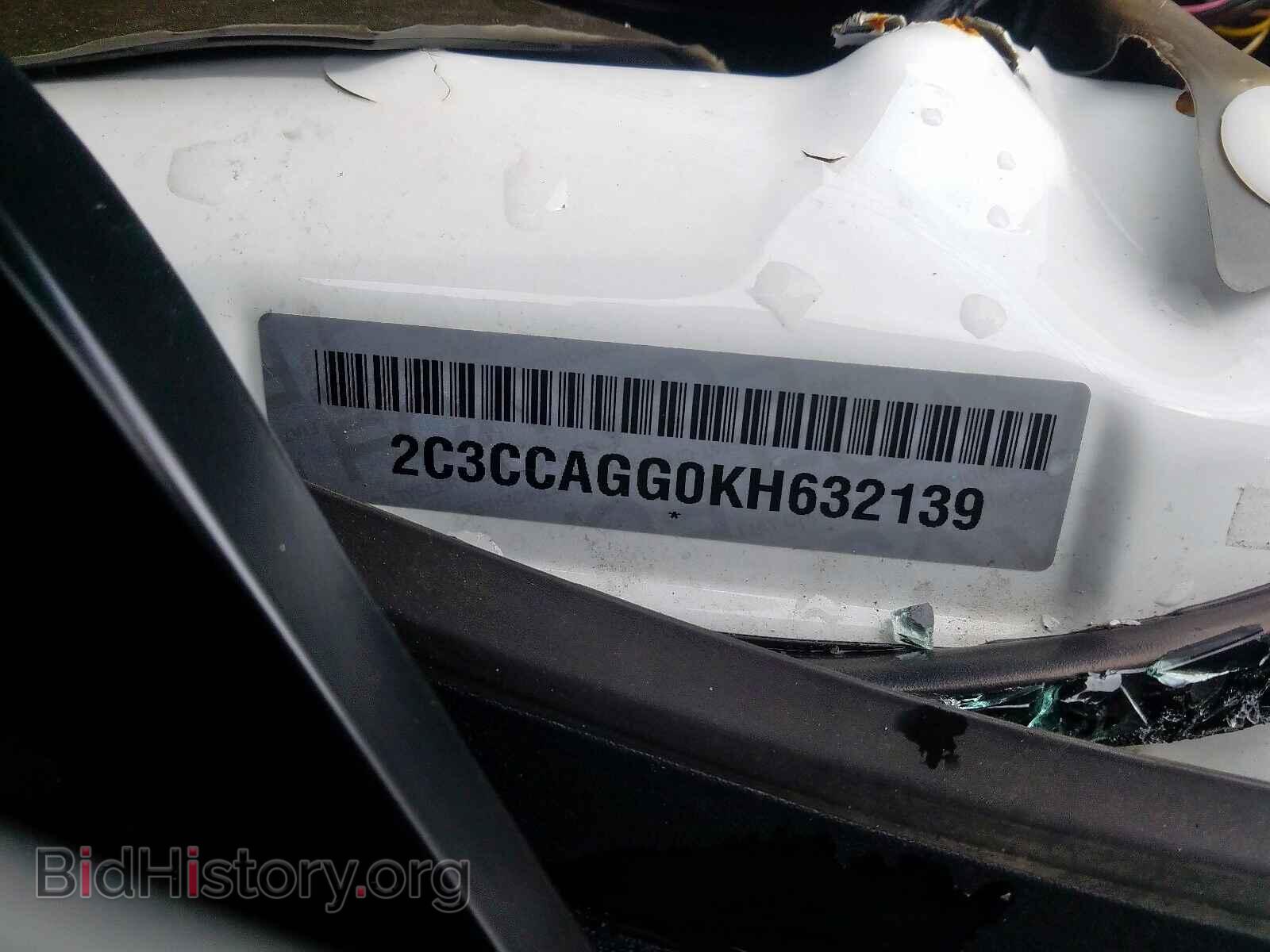 2019 CHRYSLER 300 - VIN: 2C3CCAGG0KH632139 - Фото 10