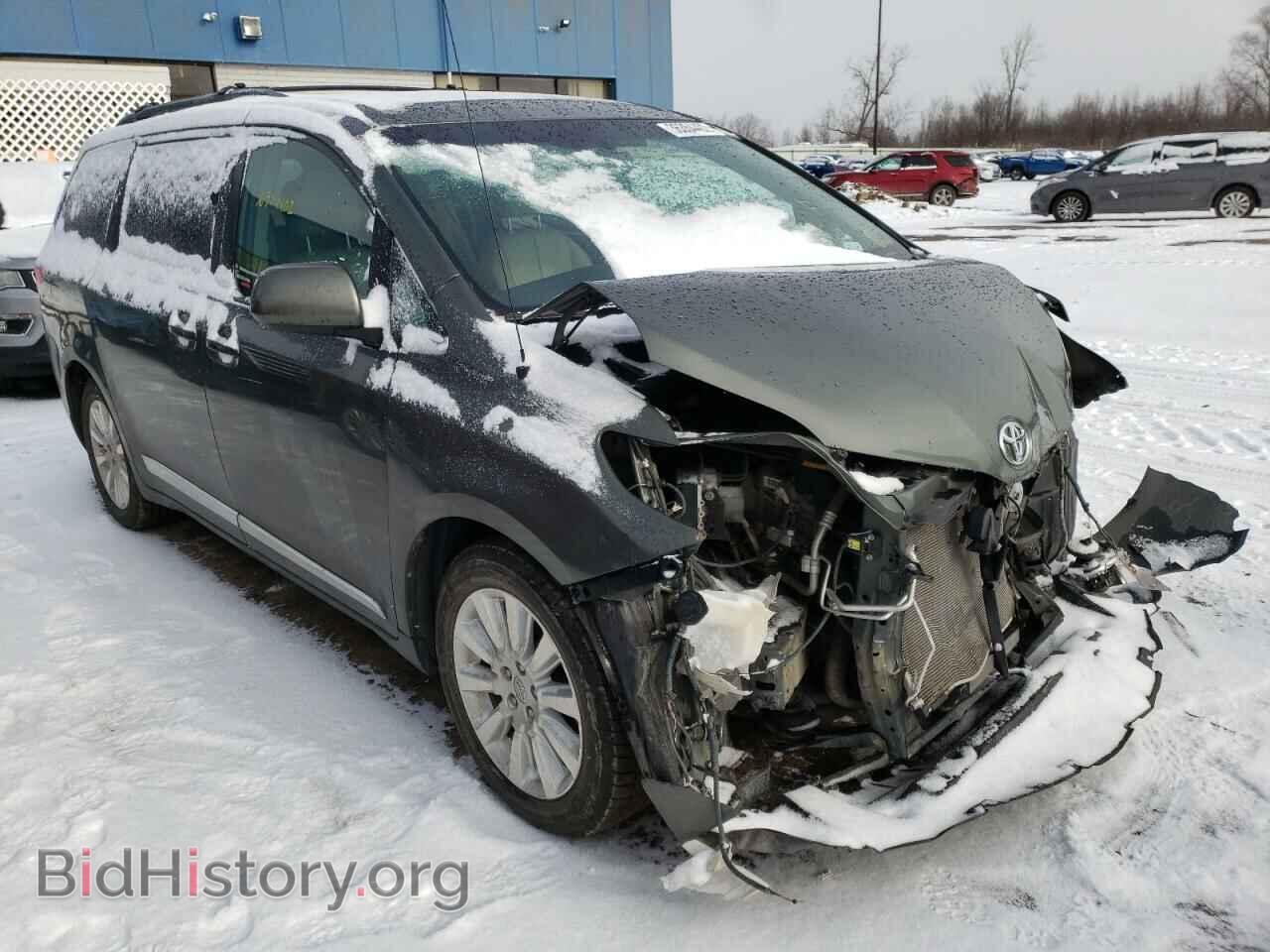 Photo 5TDDK3DC8DS055106 - TOYOTA SIENNA 2013