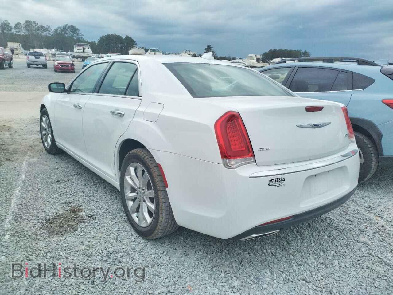 2019 CHRYSLER 300 - VIN: 2C3CCAKG1KH690963 - Фото 2