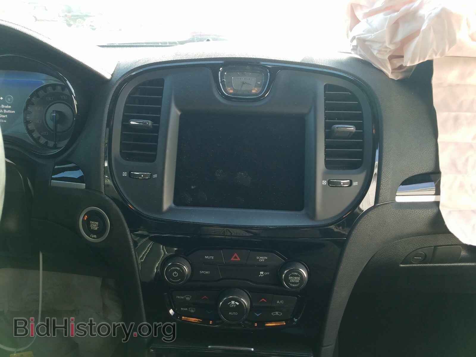 2019 CHRYSLER 300 - VIN: 2C3CCABG5KH590834 - Фото 9