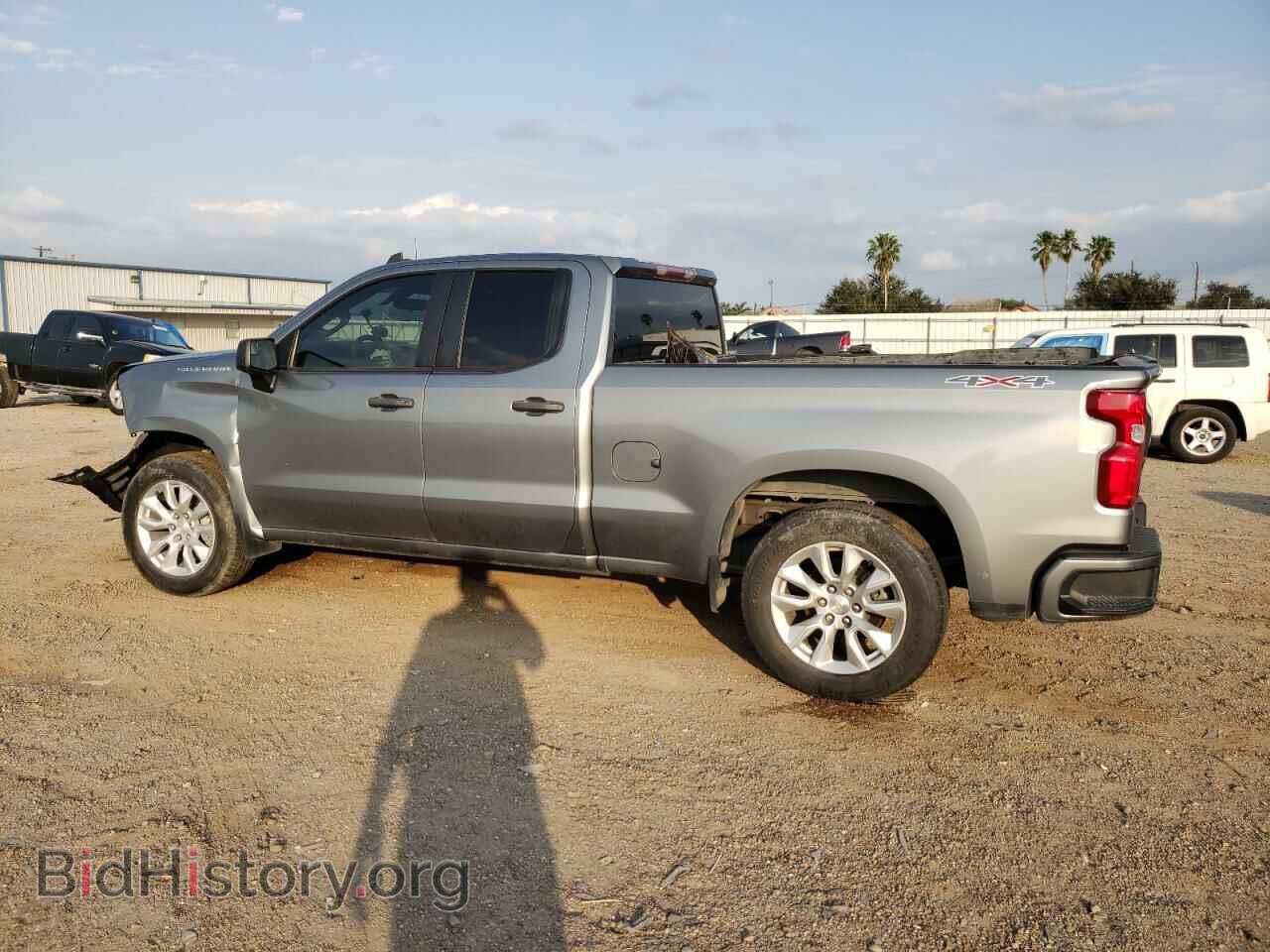 2020 CHEVROLET SILVERADO - VIN: 1GCRYBEH2LZ215843 - Фото 2