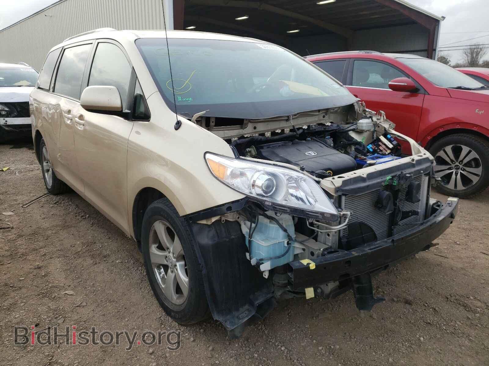 Photo 5TDKK3DC9BS067642 - TOYOTA SIENNA 2011