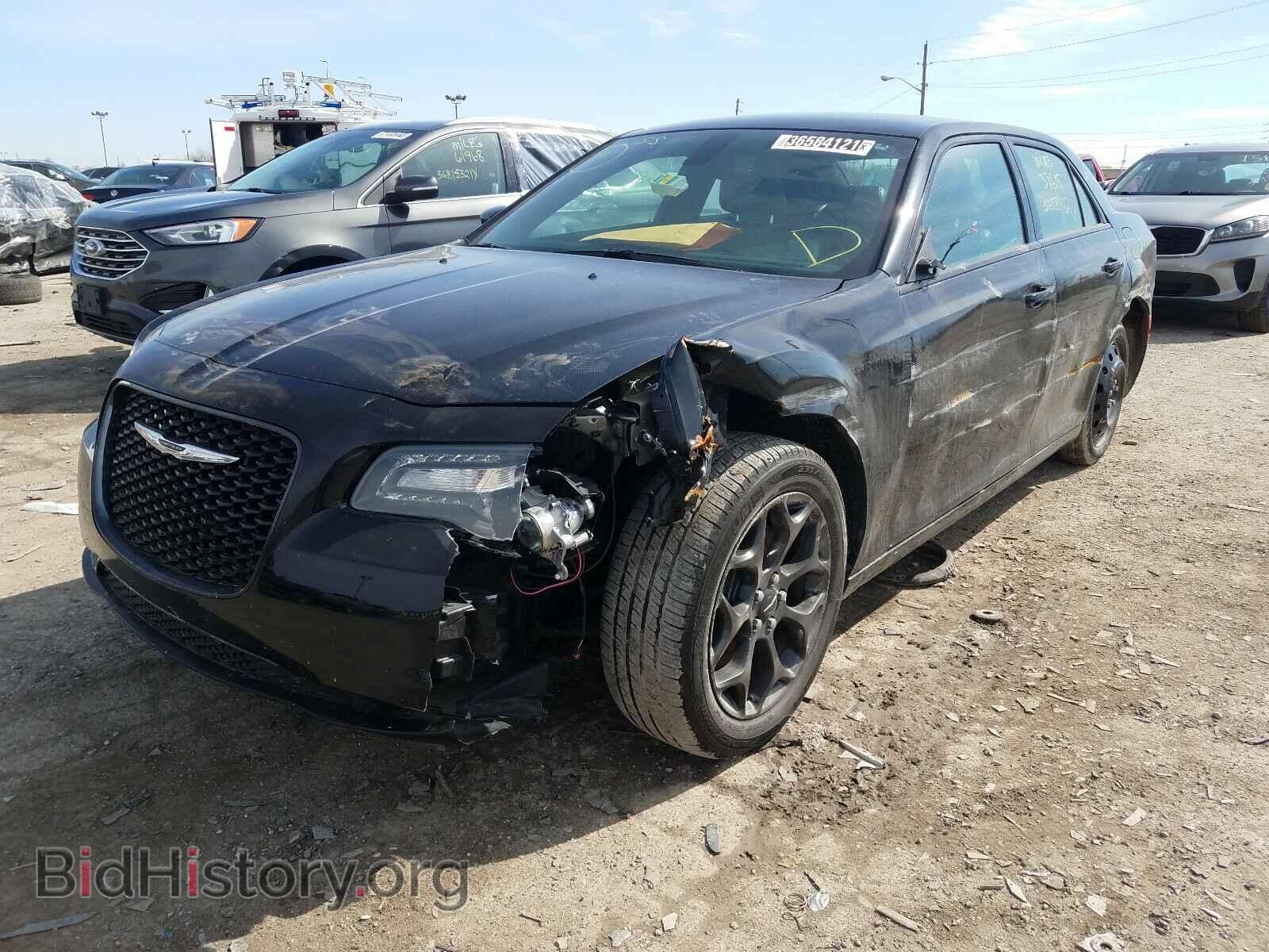 2019 CHRYSLER 300 - VIN: 2C3CCAGG2KH586099 - Фото 2