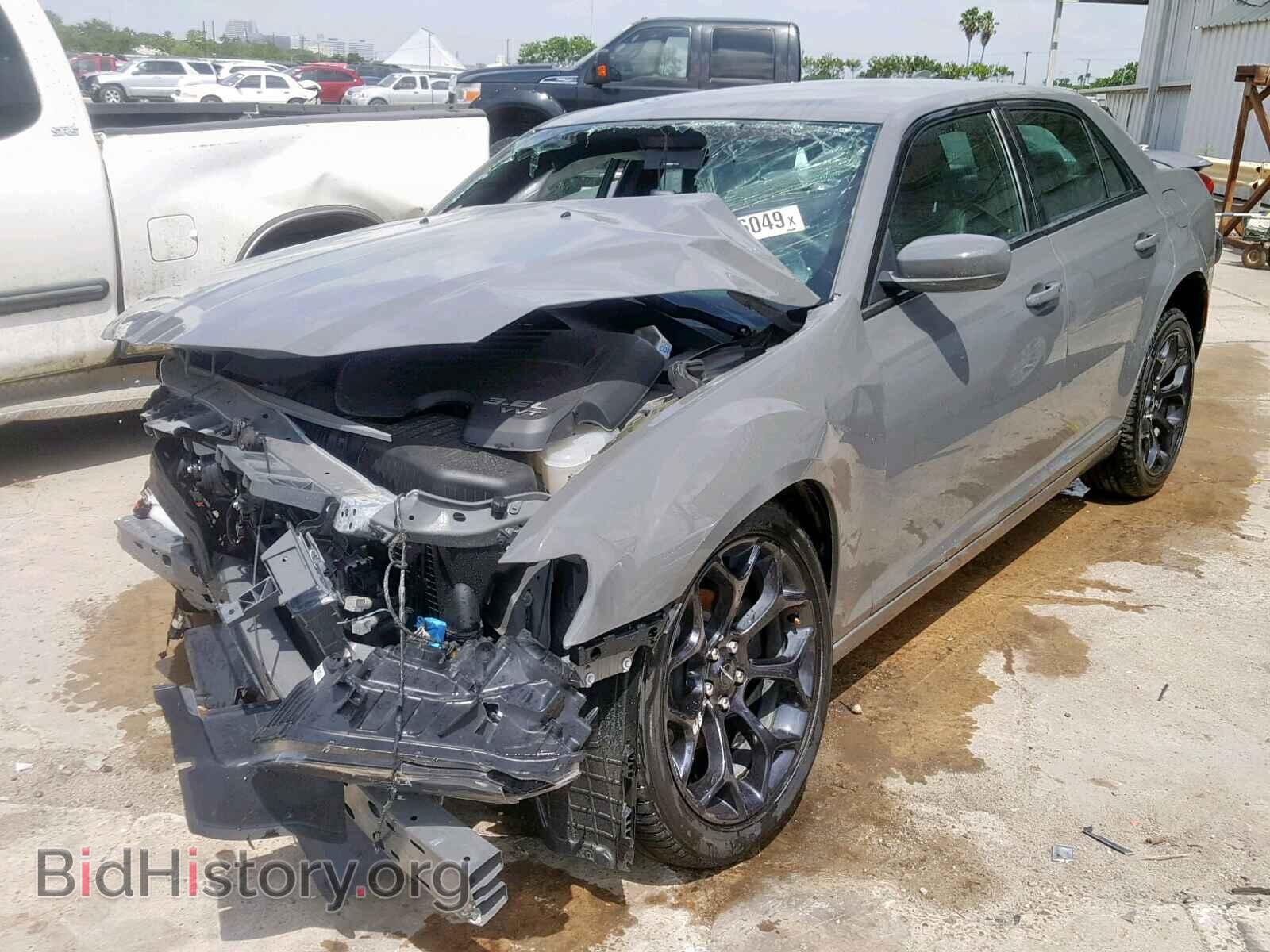 2019 CHRYSLER 300 - VIN: 2C3CCABG2KH561372 - Фото 2