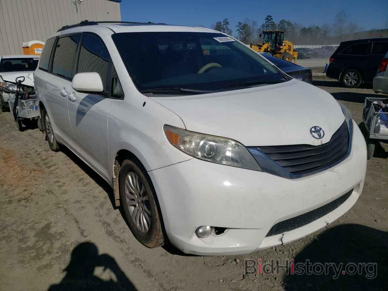 Photo 5TDYK3DC0BS038573 - TOYOTA SIENNA 2011