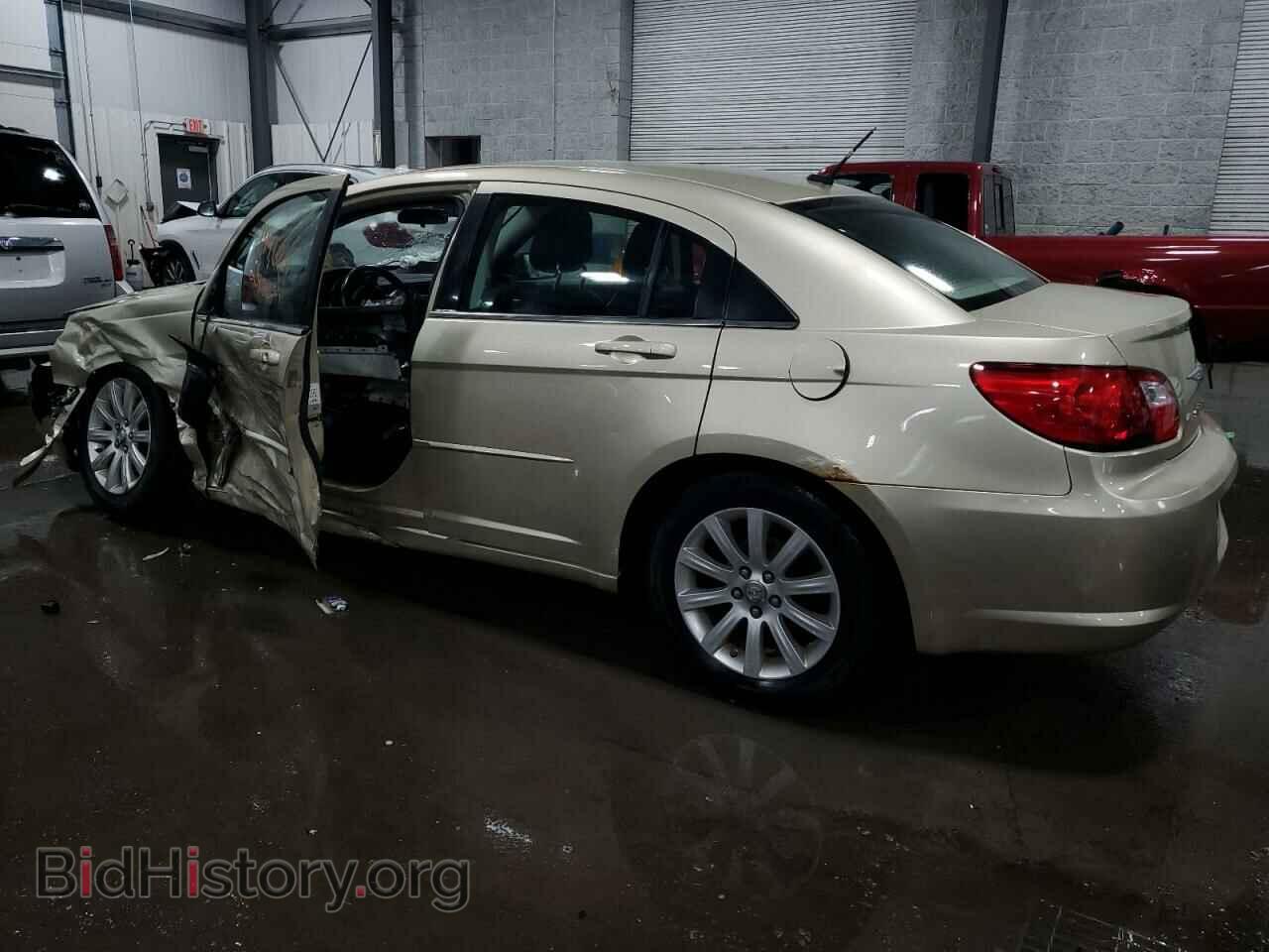 2010 CHRYSLER SEBRING - VIN: 1C3CC5FD7AN192330 - Фото 2