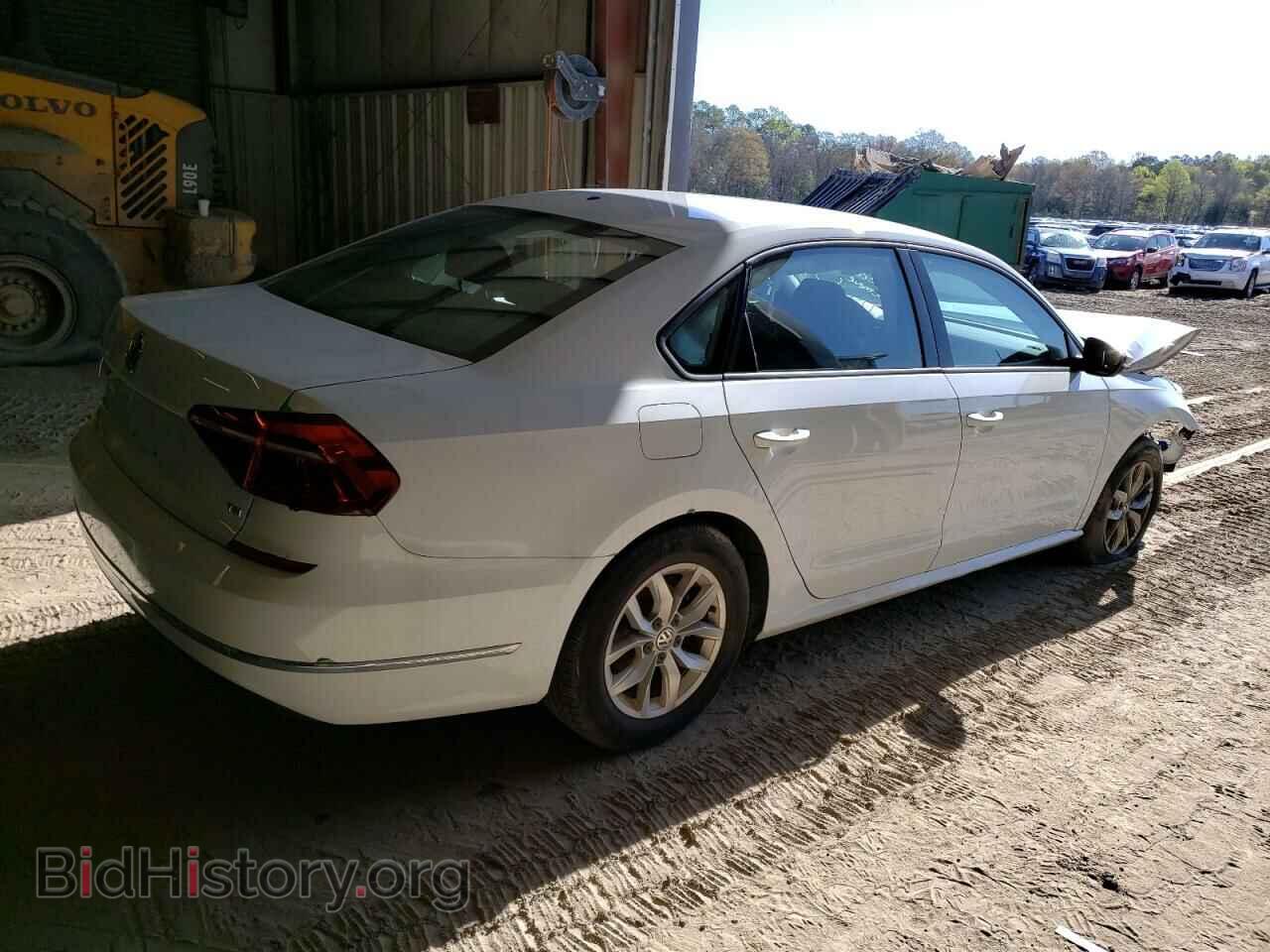 2018 VOLKSWAGEN PASSAT - VIN: 1VWAA7A32JC050852 - Фото 3