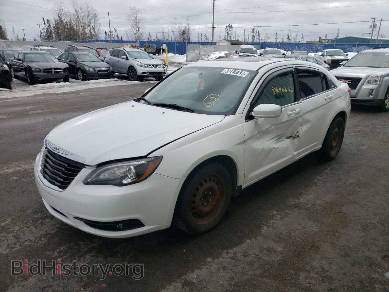 2012 CHRYSLER 200 - VIN: 1C3CCBHGXCN106100 - Фото 2