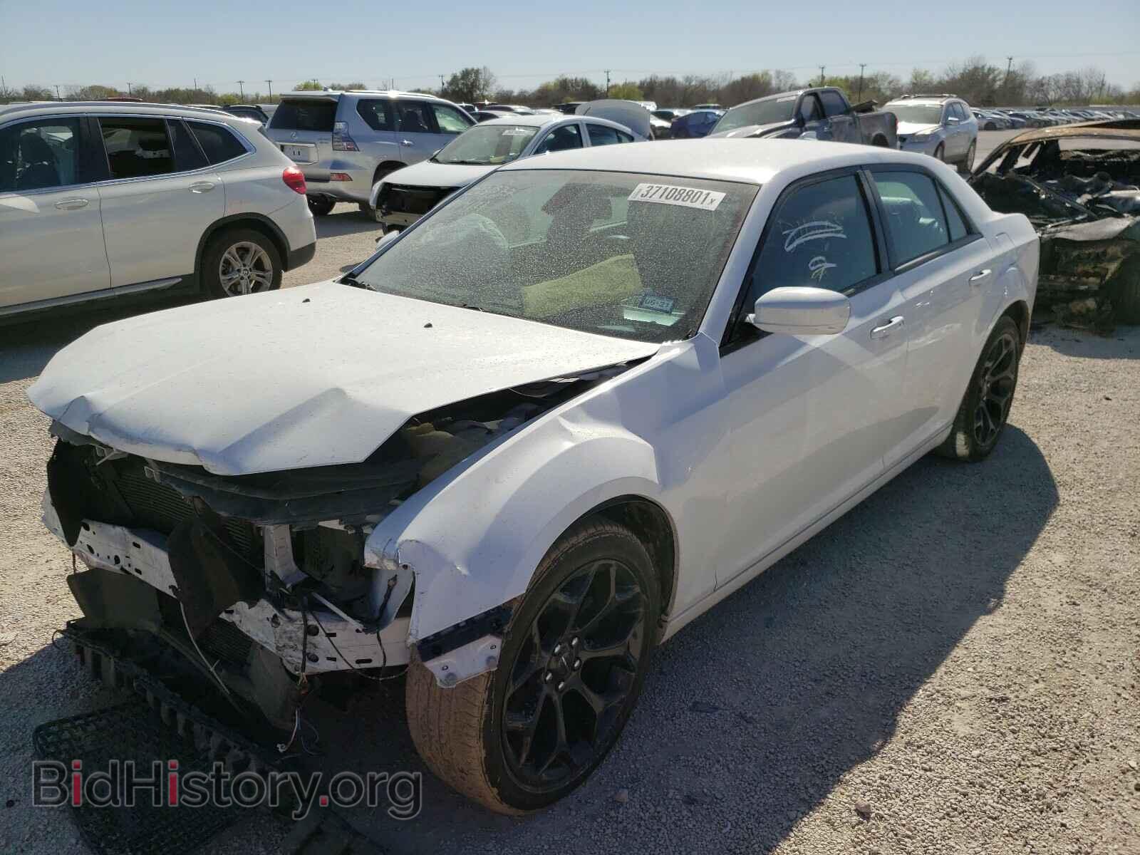 2019 CHRYSLER 300 - VIN: 2C3CCABG1KH516603 - Фото 2