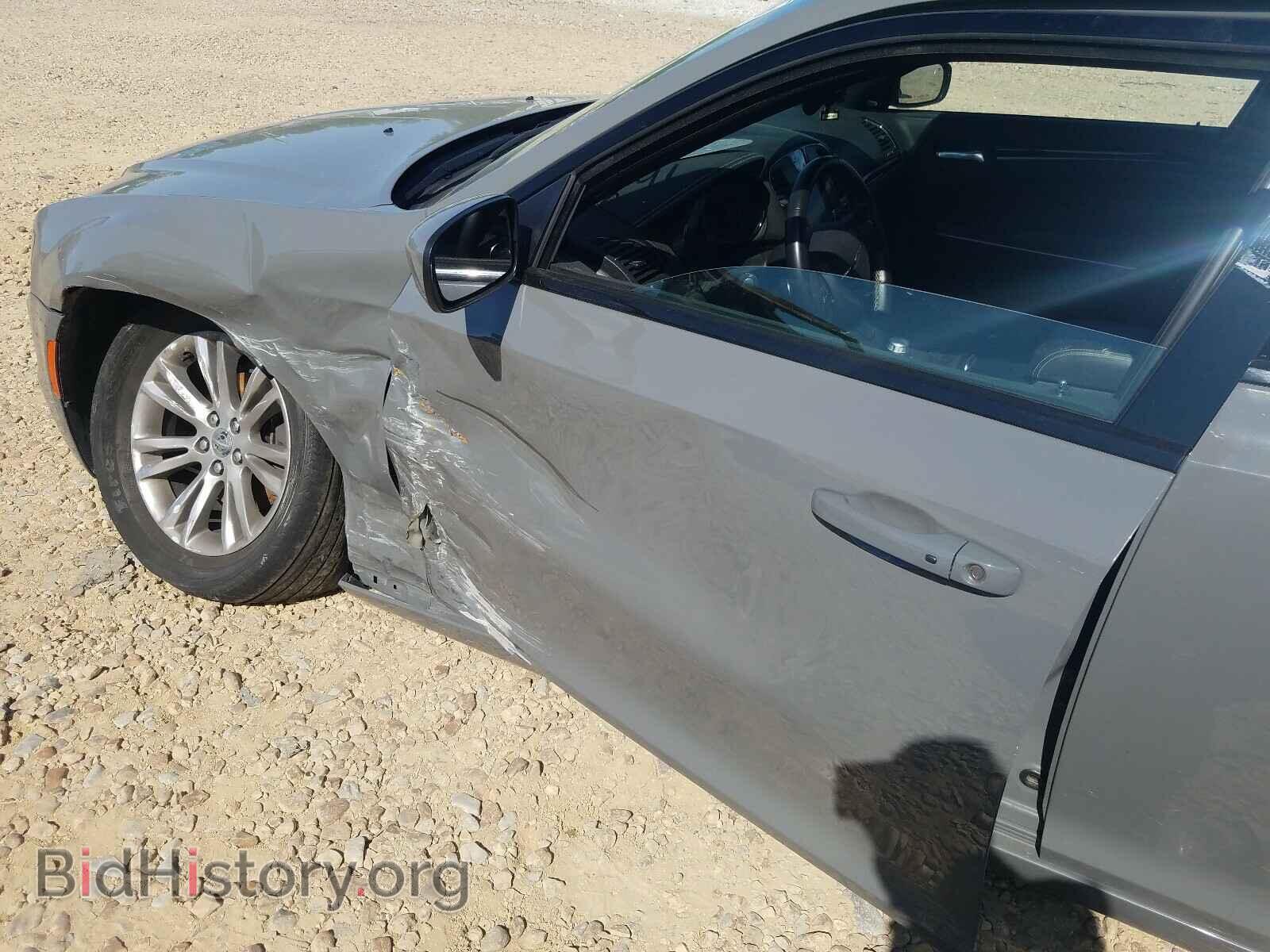 2019 CHRYSLER 300 - VIN: 2C3CCABG3KH628609 - Фото 9