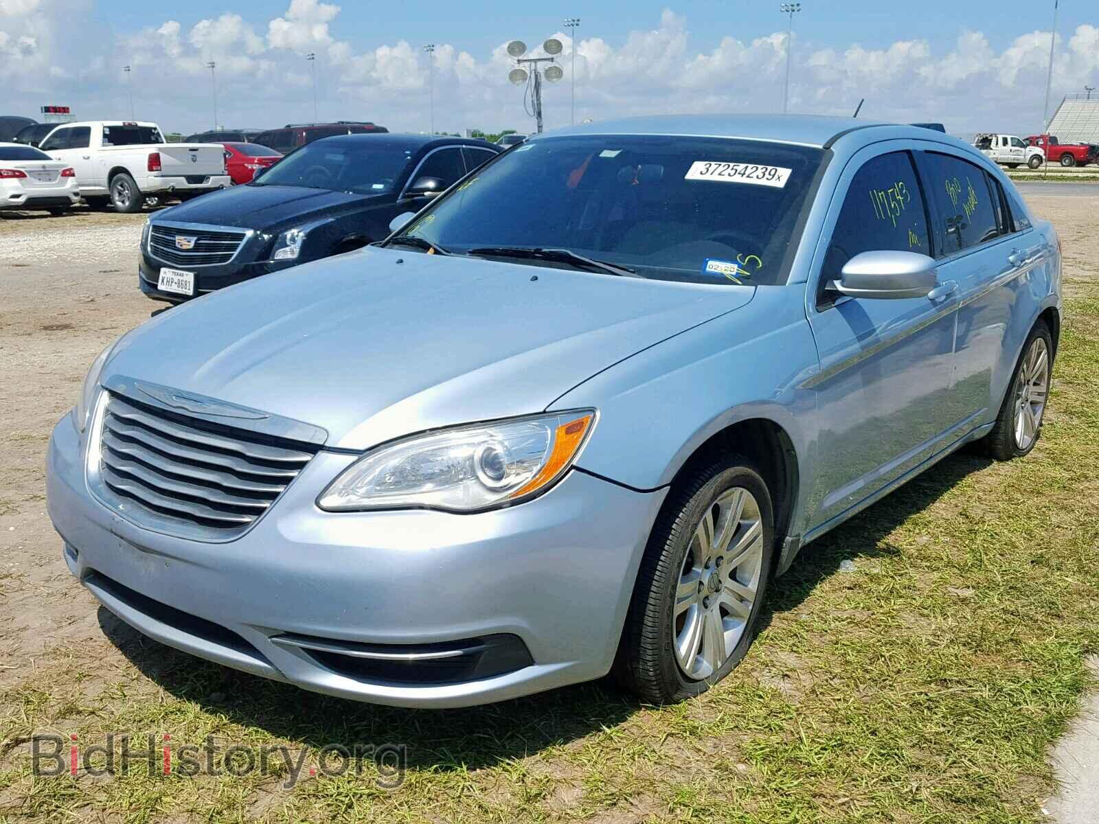 2013 CHRYSLER 200 - VIN: 1C3CCBAB3DN698245 - Фото 2