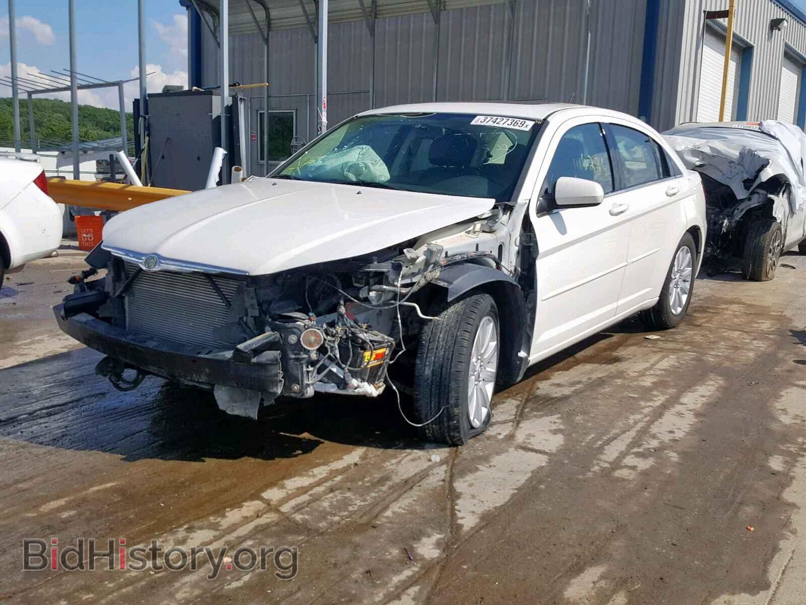 2010 CHRYSLER SEBRING - VIN: 1C3CC5FD8AN155948 - Фото 2