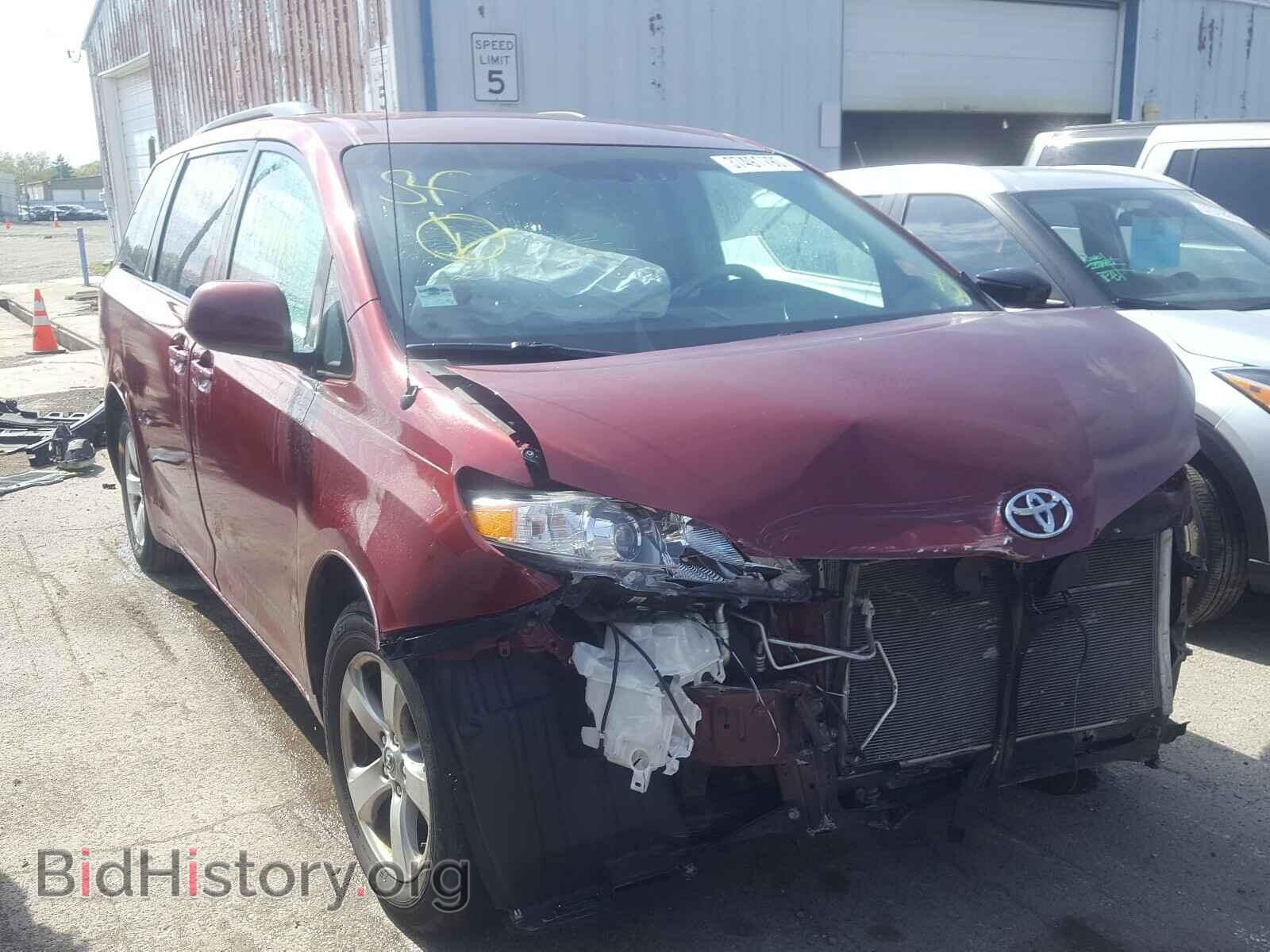 Photo 5TDKK3DC8DS358653 - TOYOTA SIENNA 2013