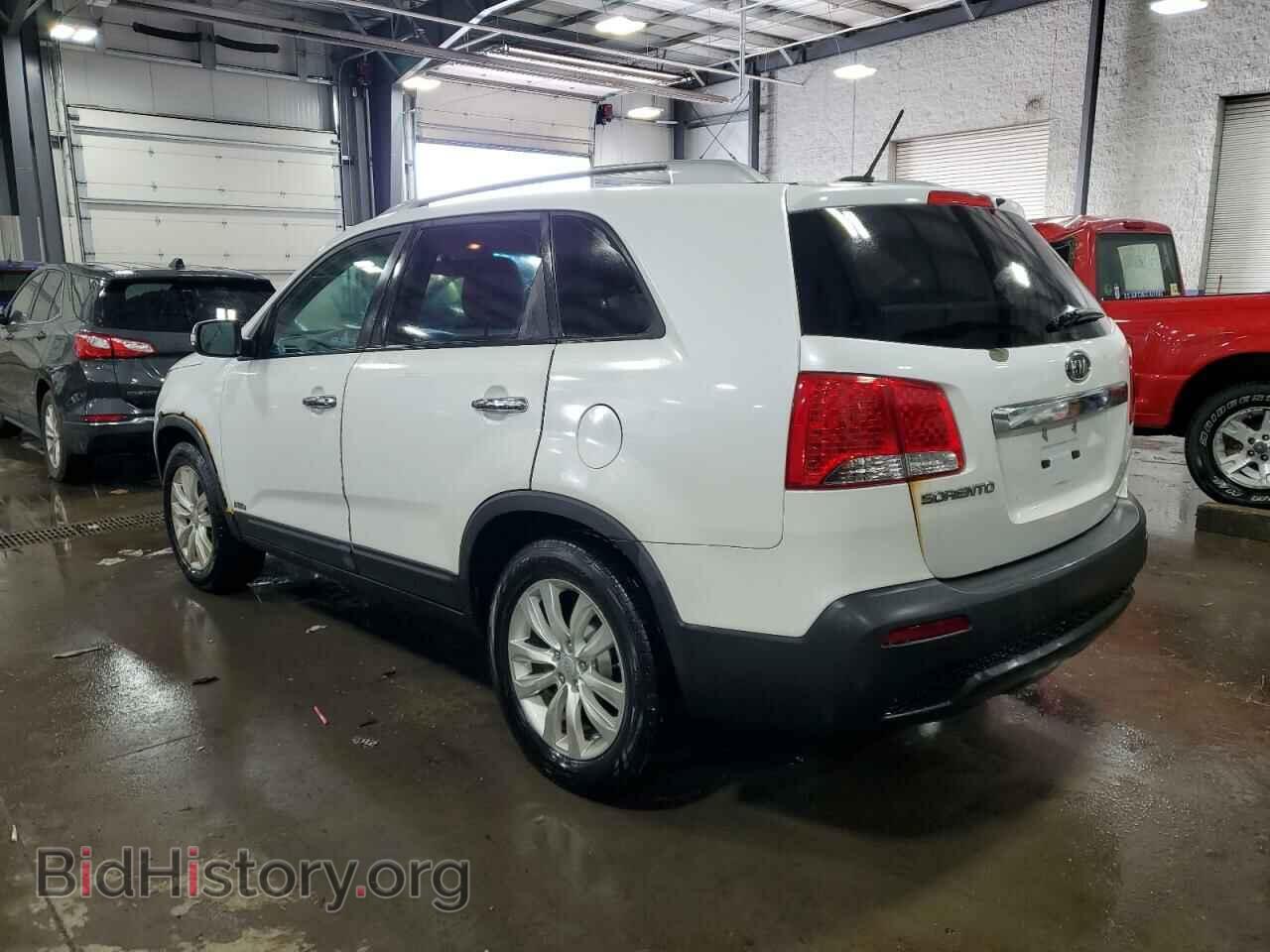 2011 KIA SORENTO - VIN: 5XYKTDA2XBG047038 - Фото 2