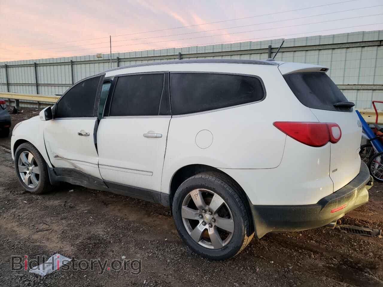 2012 CHEVROLET TRAVERSE - VIN: 1GNKVLED0CJ106901 - Фото 2