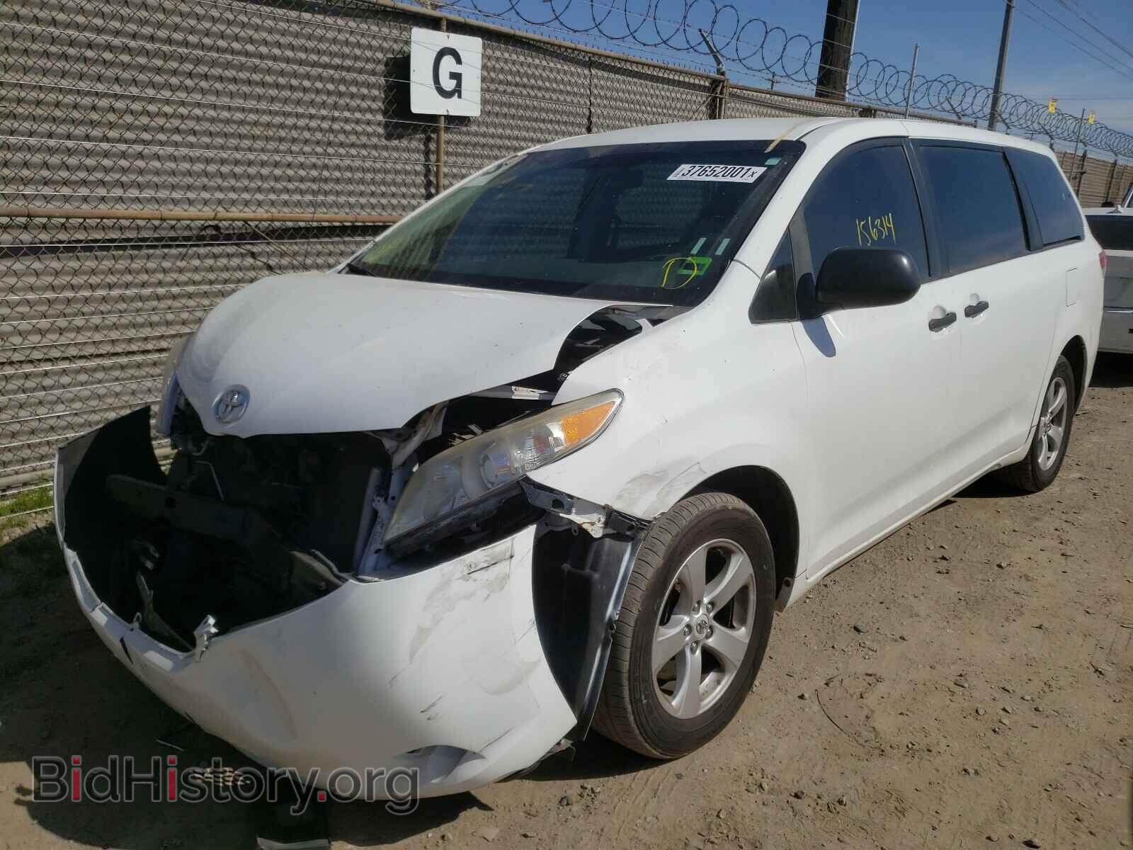 2011 TOYOTA SIENNA - VIN: 5TDKA3DC2BS005406 - Фото 2