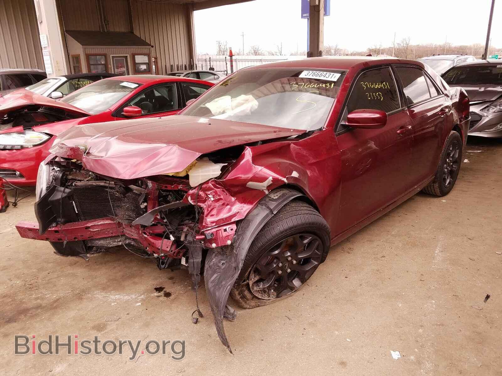 2019 CHRYSLER 300 - VIN: 2C3CCAGG5KH640575 - Фото 2