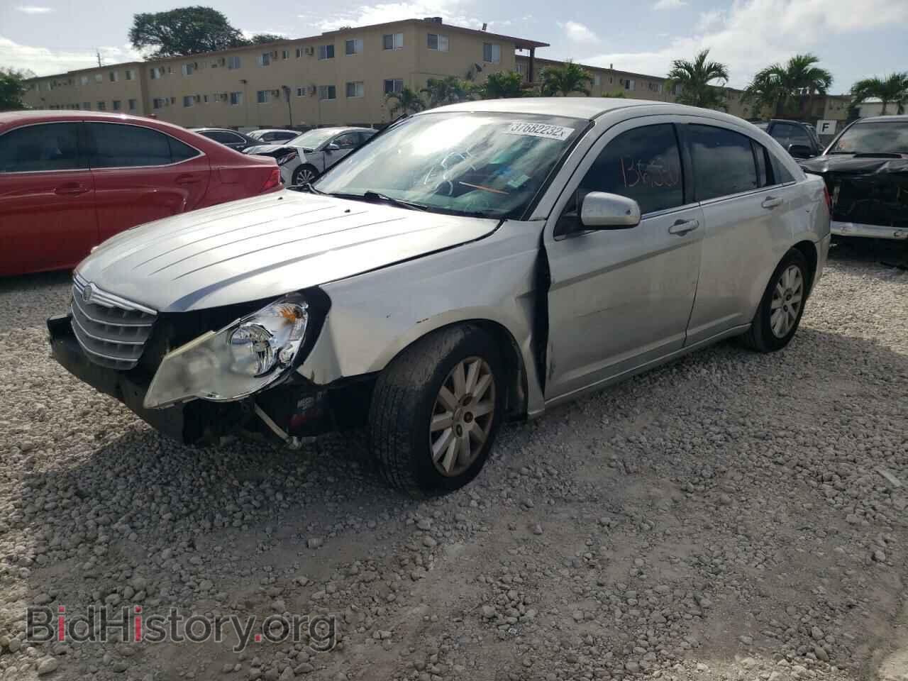 2010 CHRYSLER SEBRING - VIN: 1C3CC4FB2AN105703 - Фото 2