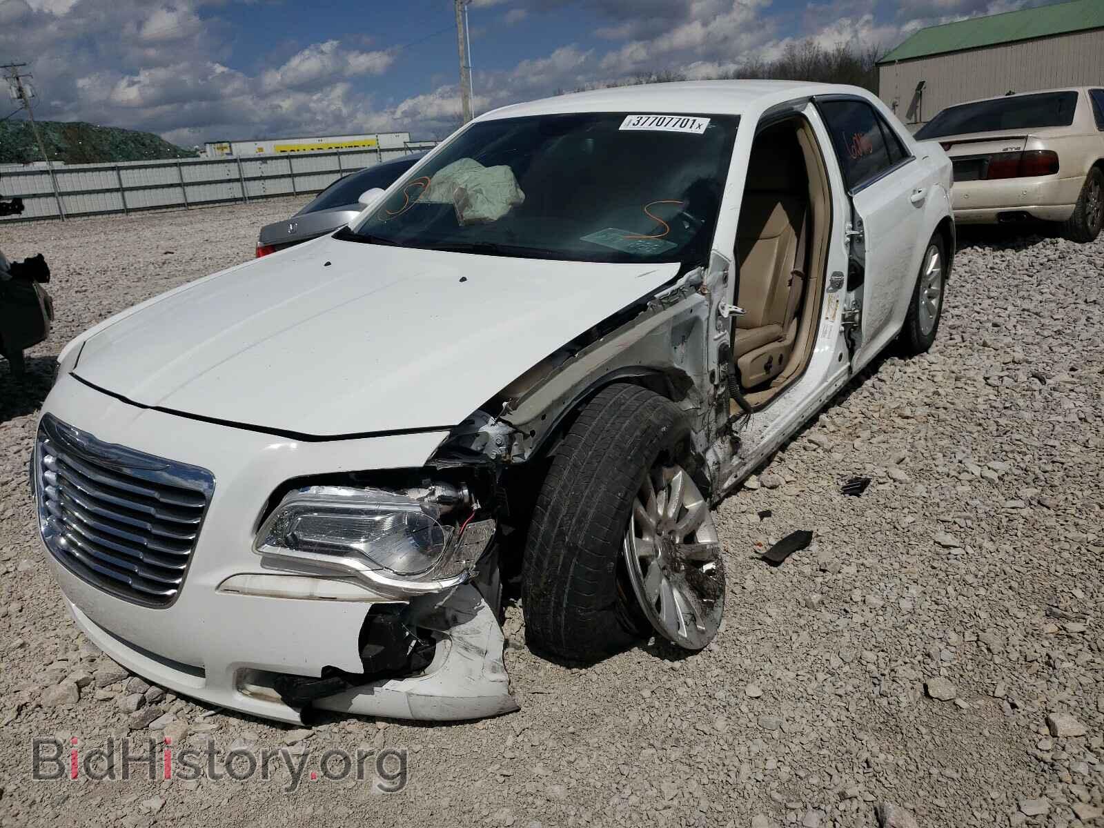 2013 CHRYSLER 300 - VIN: 2C3CCAAG1DH738949 - Фото 2