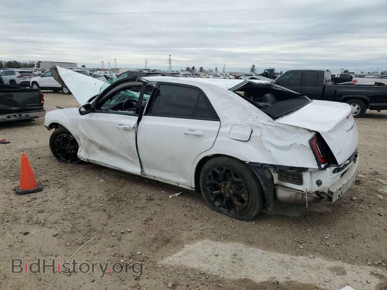 2019 CHRYSLER 300 - VIN: 2C3CCAGG2KH648682 - Фото 2