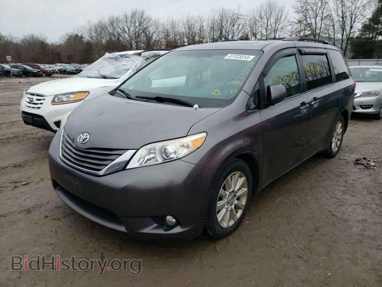 Photo 5TDDK3DC6BS007696 - TOYOTA SIENNA 2011