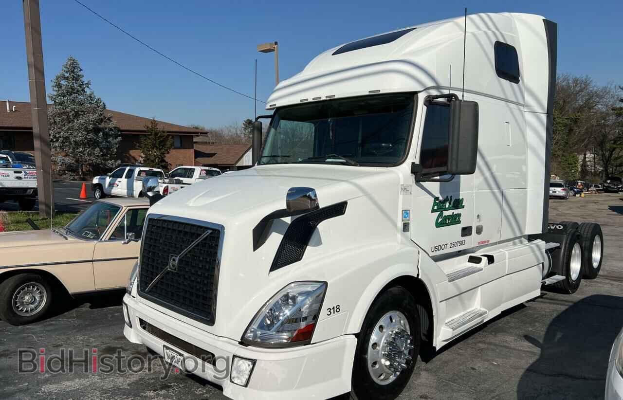 2011 VOLVO VN - VIN: 4V4NC9EJ9BN529962 - Фото 2
